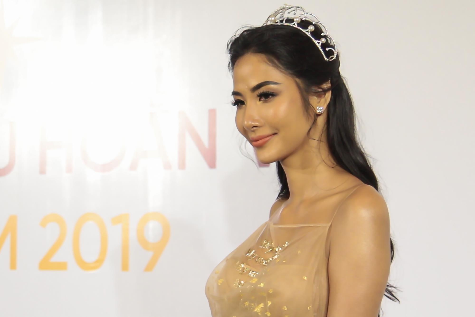 A hau Hoang Thuy noi gi khi em gai truot top 60 Hoa hau hoan vu hinh anh