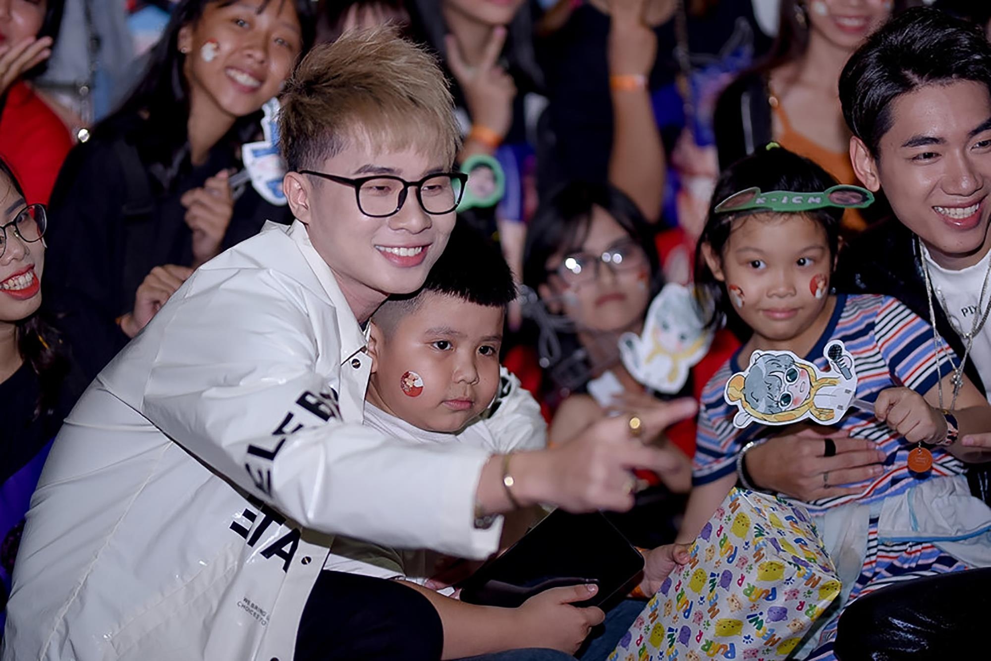Fan nhi thich ‘Song gio’, doi me dua den gap Jack hinh anh