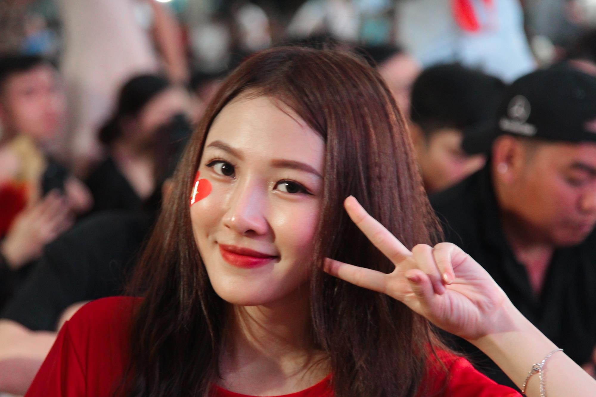 Co dong vien goi ten Quang Hai sau khi Viet Nam danh bai Malaysia hinh anh