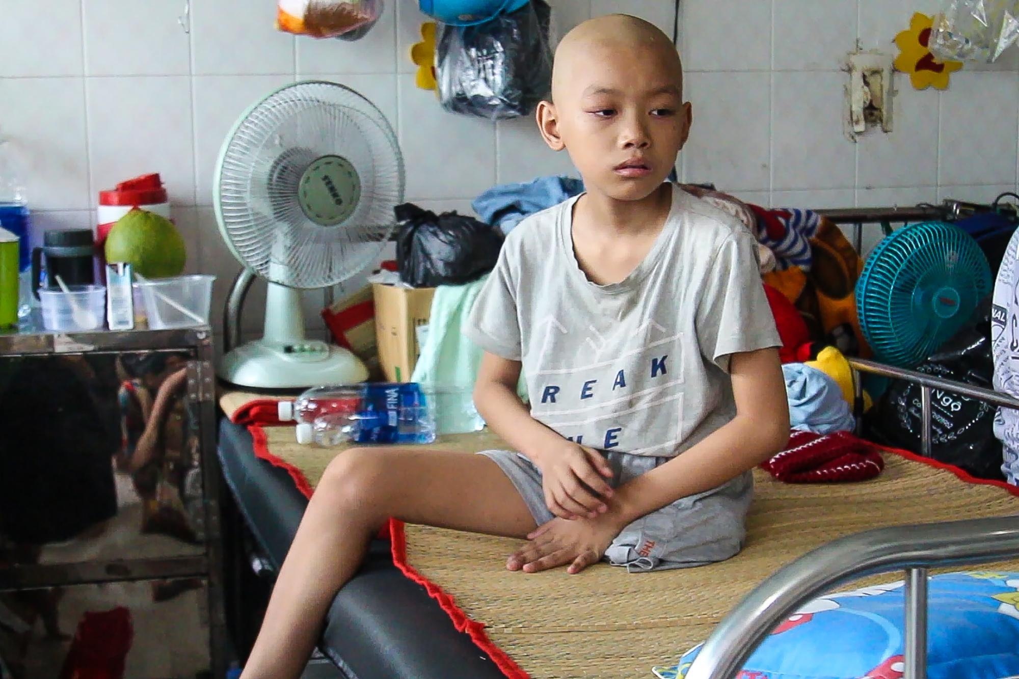 Uoc mo cua cau be 8 tuoi phai cat chan vi ung thu xuong hinh anh