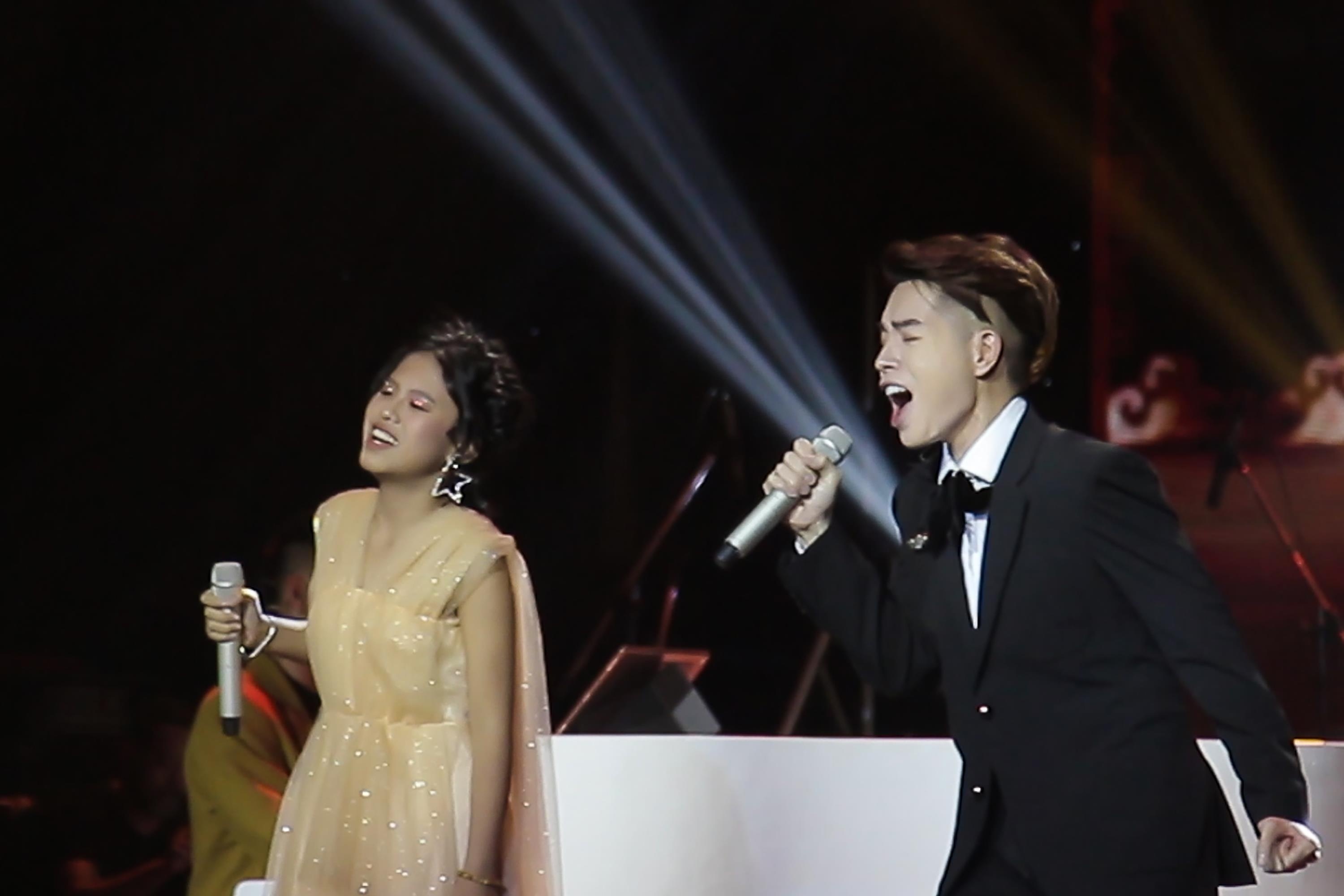 Duc Phuc hoa giong cung thi sinh Giong hat Viet nhi hinh anh