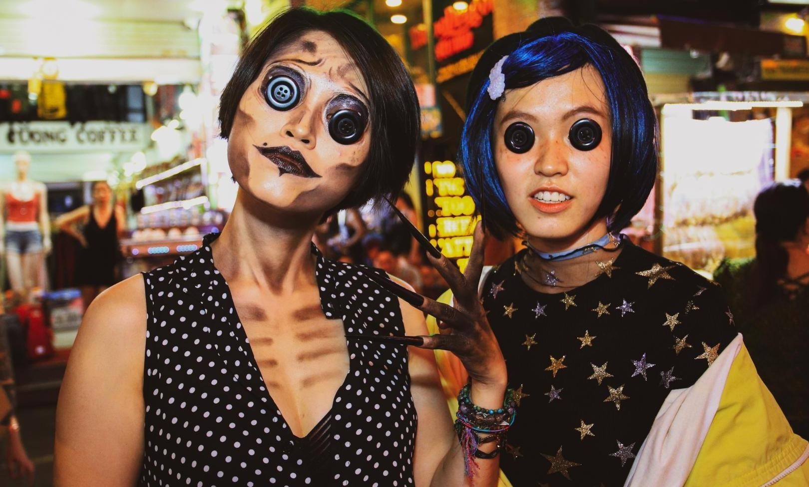 Kiem tien trieu trong dem Halloween nho ve mat hoa trang hinh anh