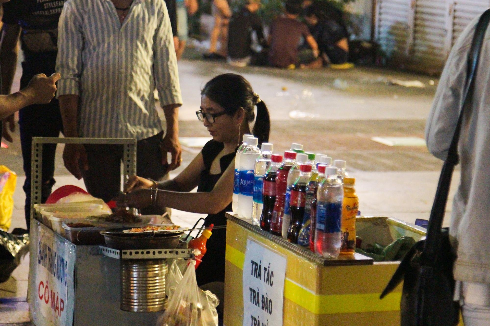 Hang rong bua vay pho di bo Nguyen Hue dip Halloween hinh anh