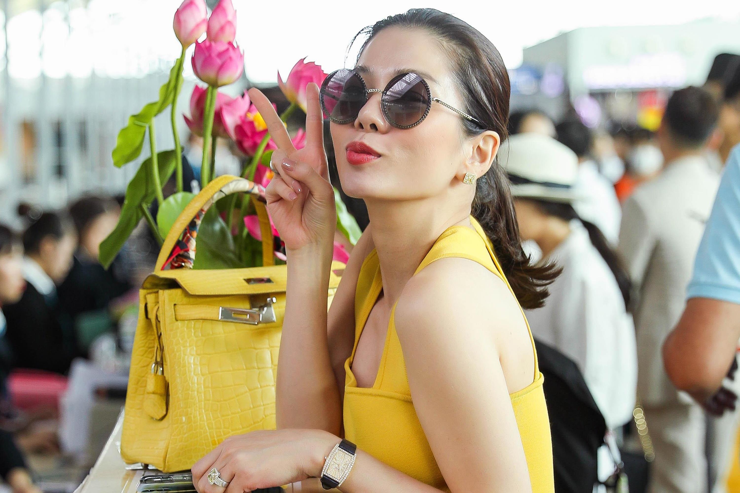 Le Quyen va dan sao Viet o san bay Phu Quoc hinh anh