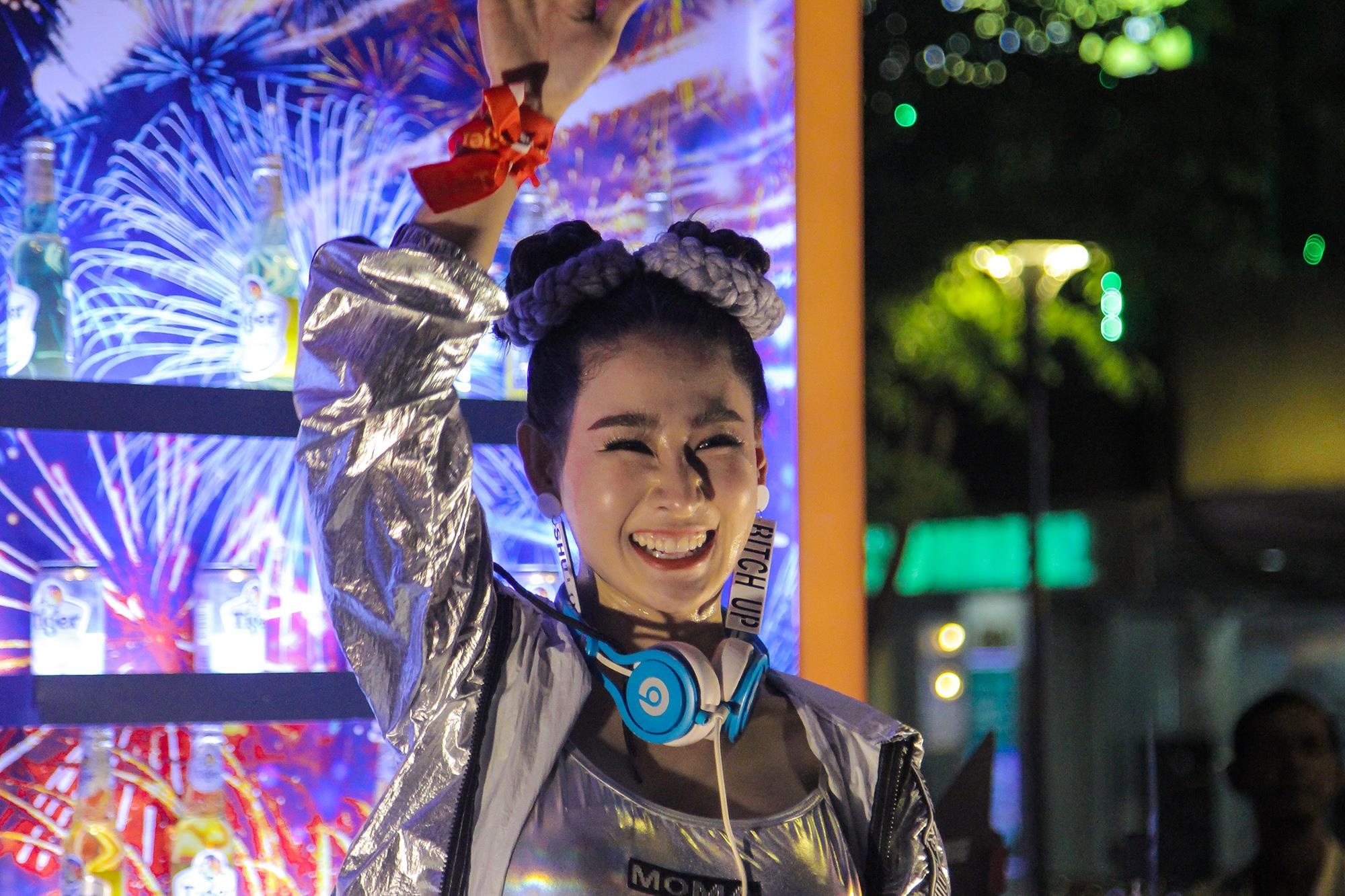 Nu DJ o pho di bo Nguyen Hue khuay dong khong khi tran Viet Nam - UAE hinh anh