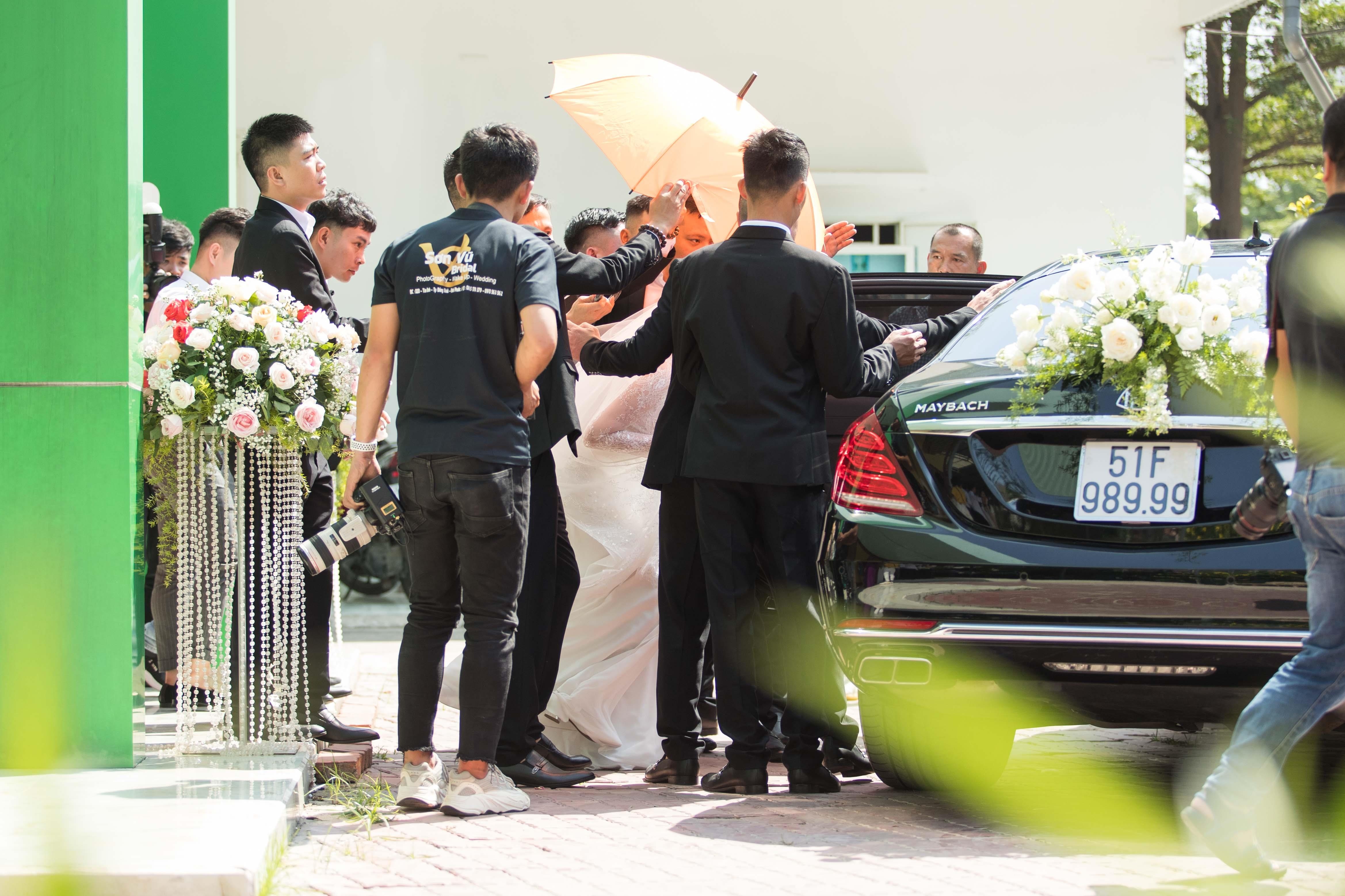 Hang chuc ve si che chan vo chong Bao Thy suot le cuoi hinh anh