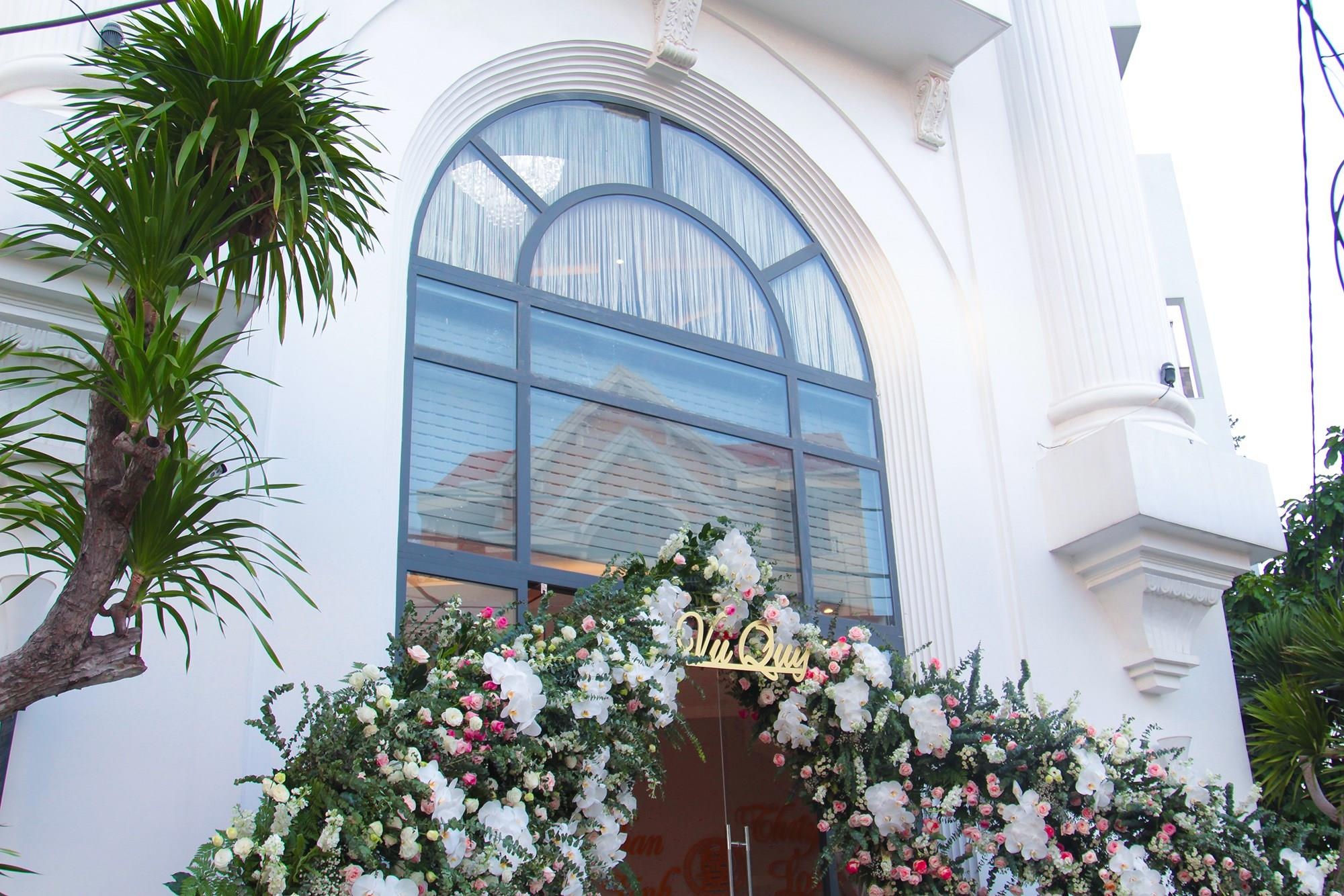 Biet thu nha Bao Thy truoc gio lam le cuoi hinh anh