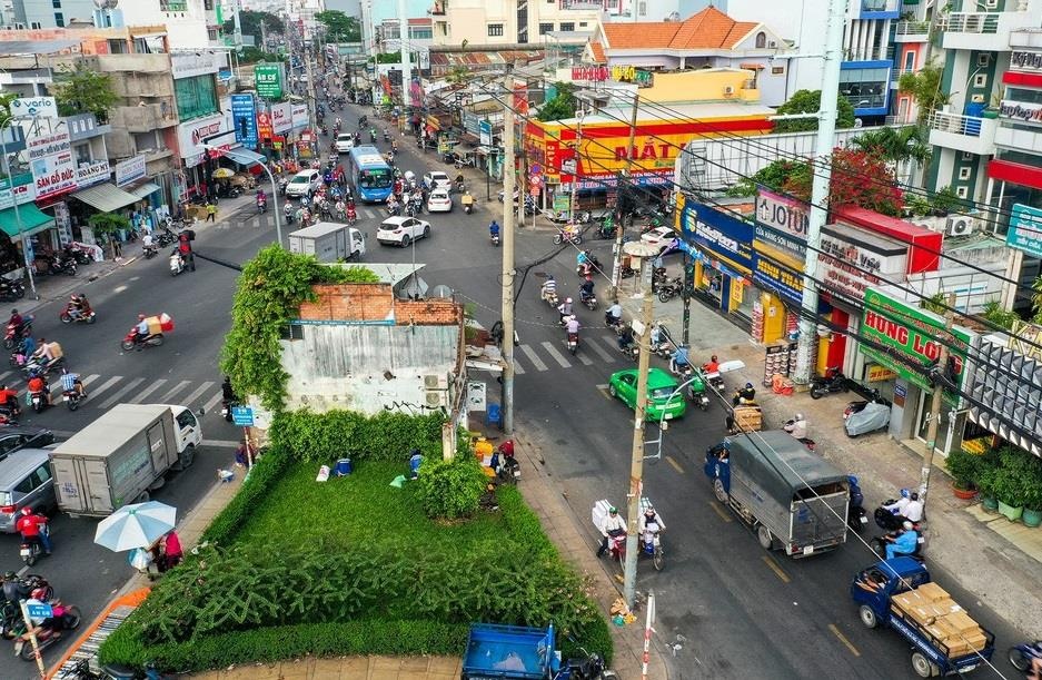 Chu nha 4 mat tien o TP.HCM: 'Xau ho va bat an khi nam giua giao lo' hinh anh