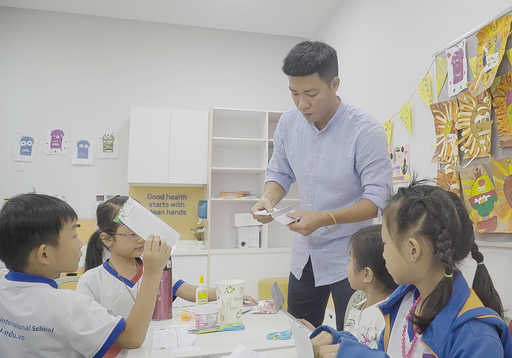 Phu huynh thu lam giao vien trong ngay Nha giao Viet Nam 20/11 hinh anh