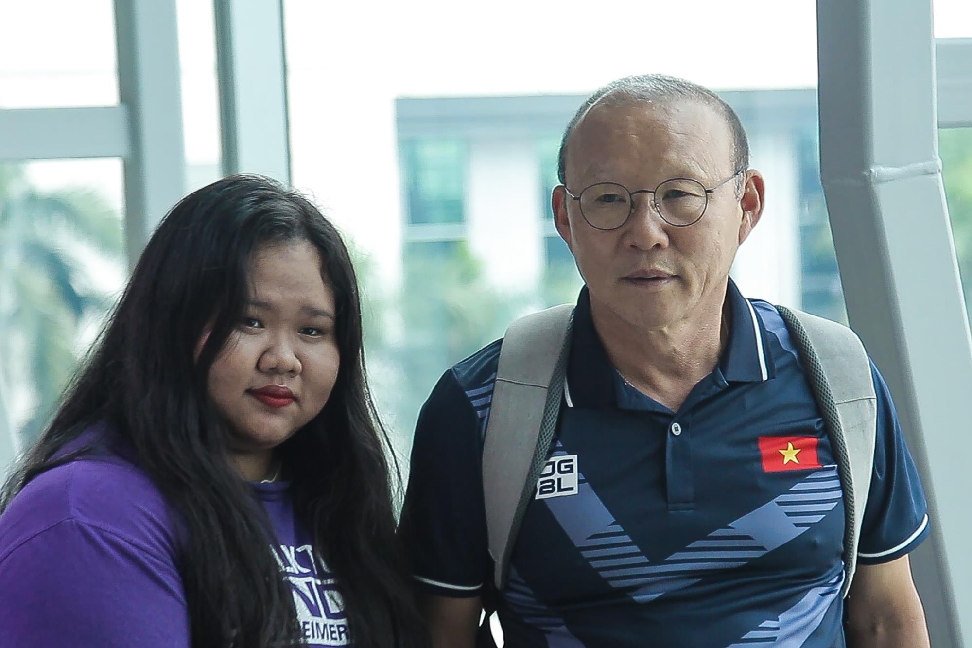 HLV Park chup anh cung nguoi ham mo truoc gio len duong du SEA Games hinh anh