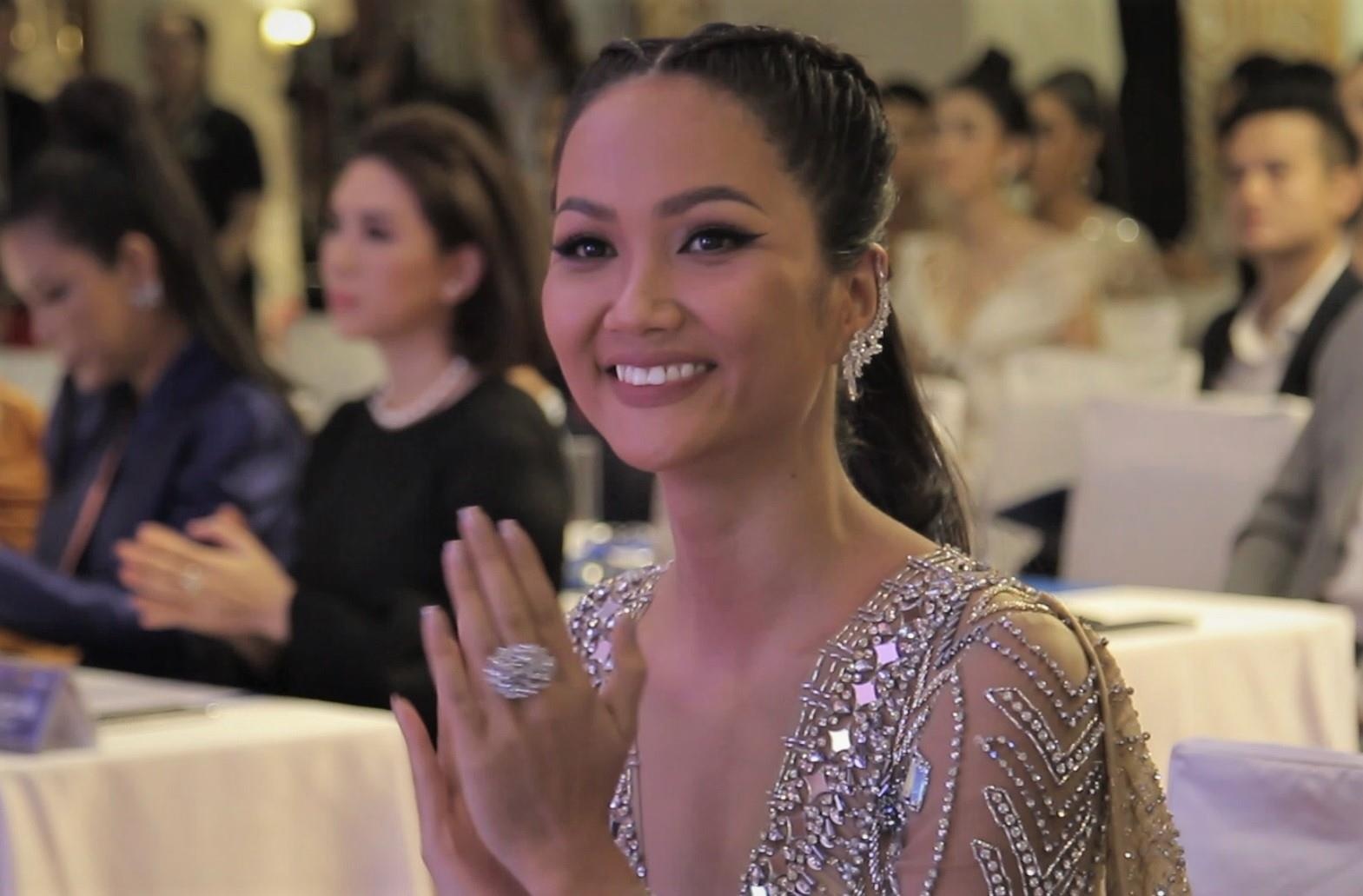 H'Hen Nie xuc dong chia se khi sap ket thuc nhiem ky hoa hau hinh anh