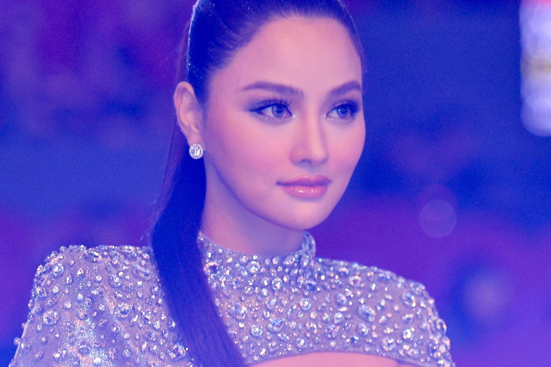 Dan nguoi dep goi cam tren tham do Hoa hau Hoan vu Viet Nam hinh anh