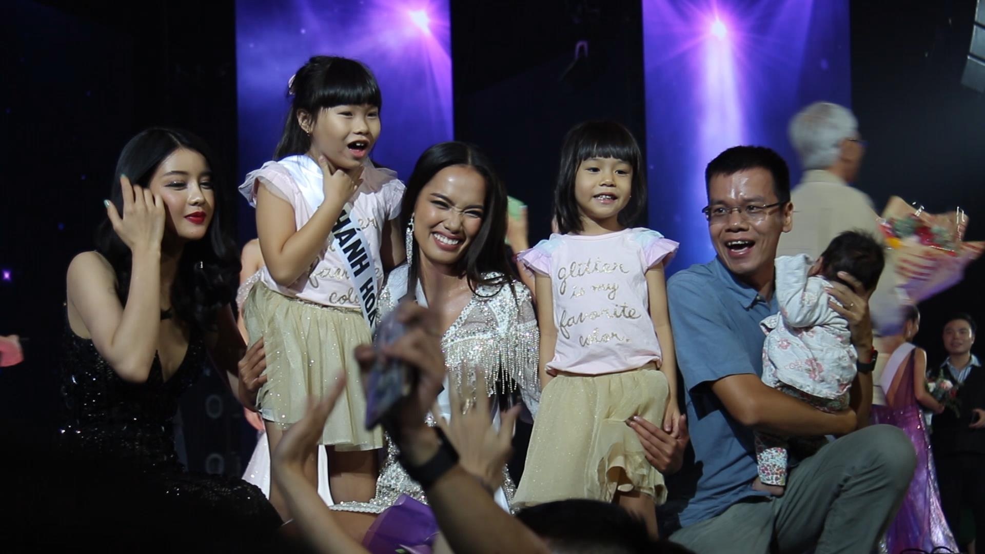 Top 45 Hoa hau Hoan vu Viet Nam gap go gia dinh sau dem thi hinh anh