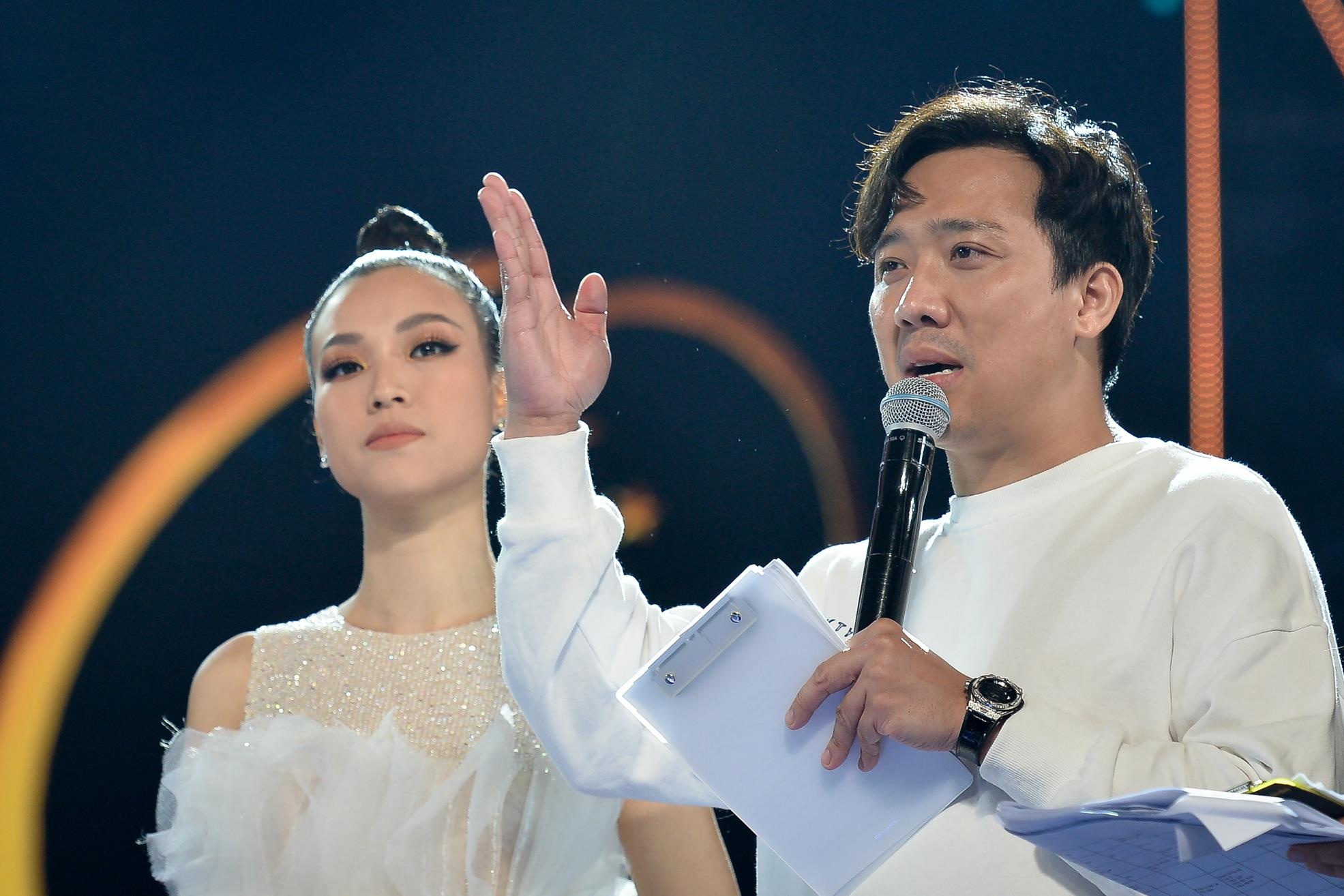 Tran Thanh, Thu Minh soi dong khi tong duyet hoa hau hinh anh