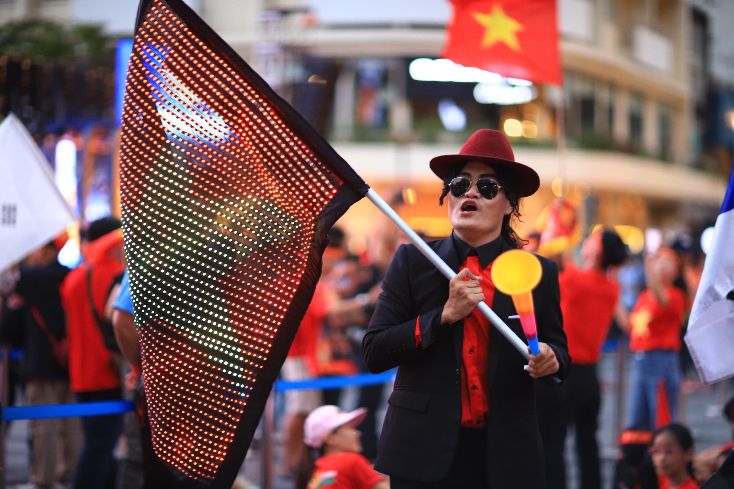 CDV TP.HCM mang cup vo dich co vu U22 Viet Nam hinh anh