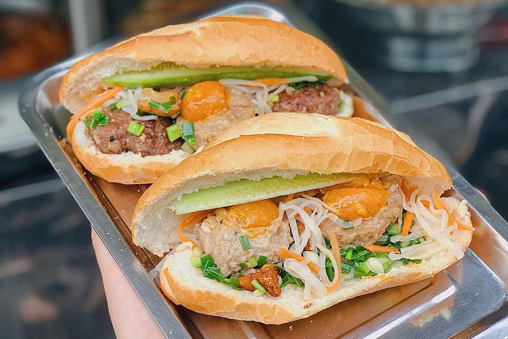 Banh mi trung muoi tang gia theo thit heo, khach cho 30 phut van vui hinh anh