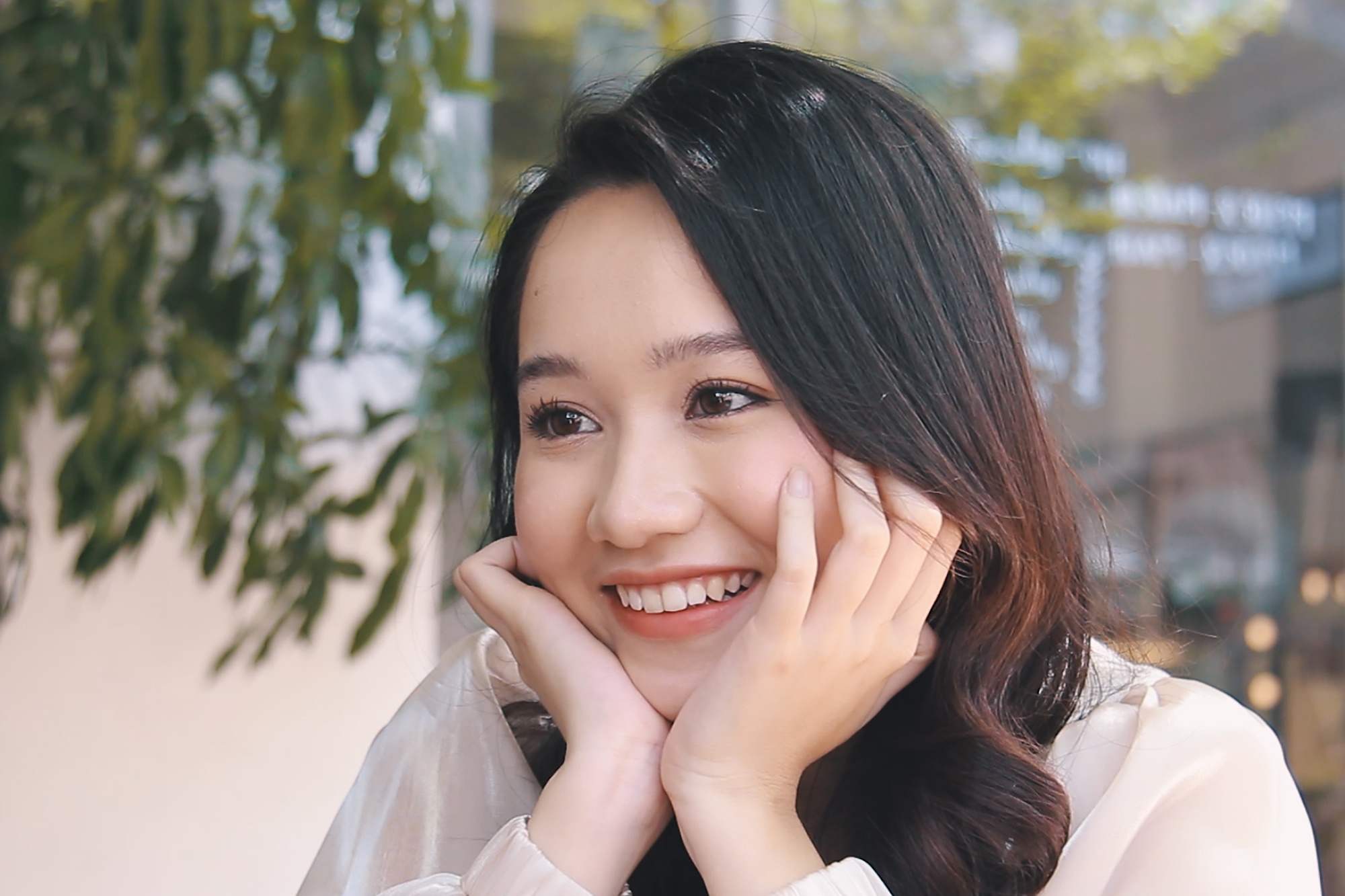 Ha Lan 'Mat Biec': 'Toi bi thu hut boi nhung chang trai nhu Ngan' hinh anh