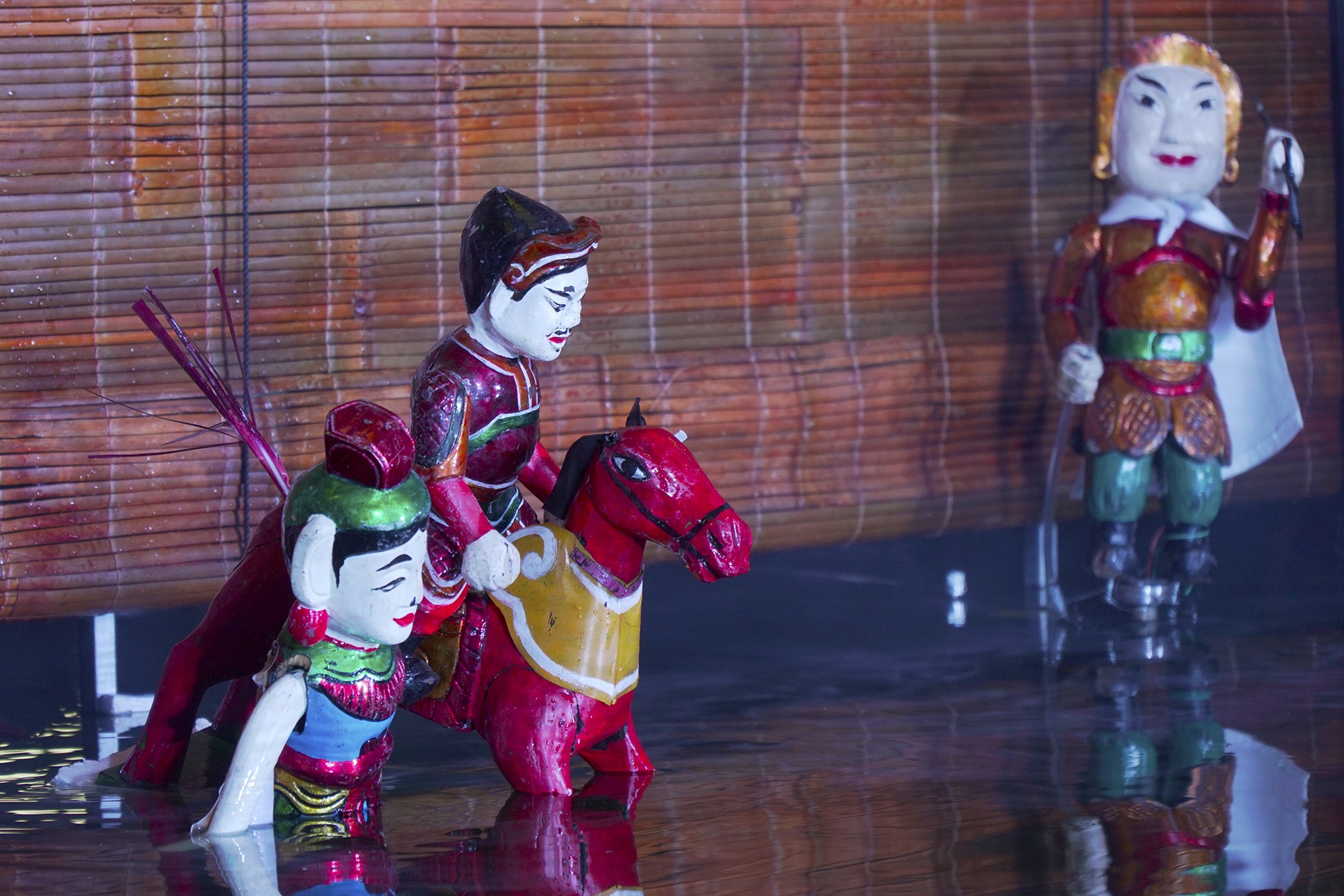 Sinh vien thi mua roi nuoc bang robot hinh anh