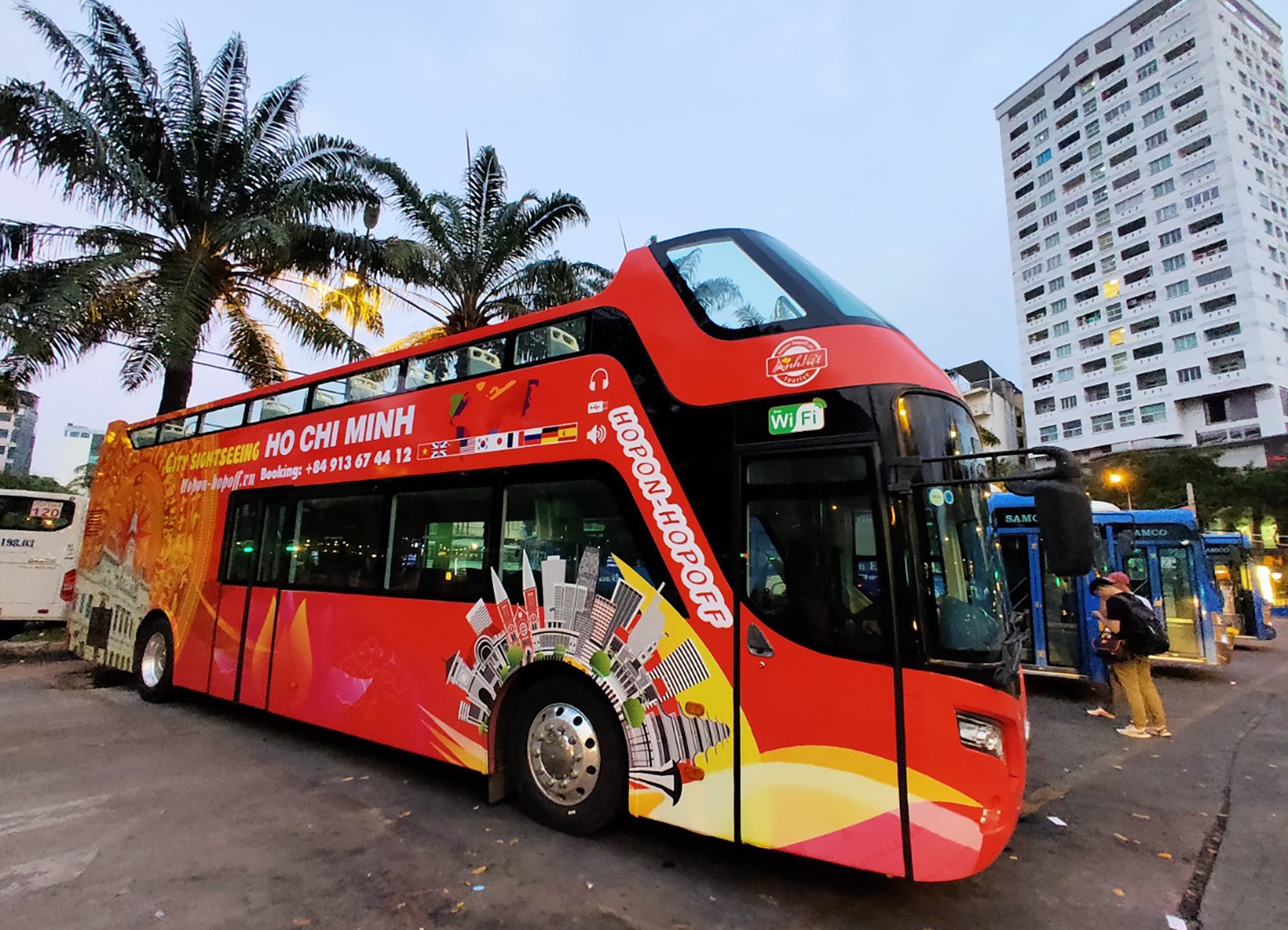 Can canh xe buyt hai tang mui tran dau tien tai TP.HCM hinh anh