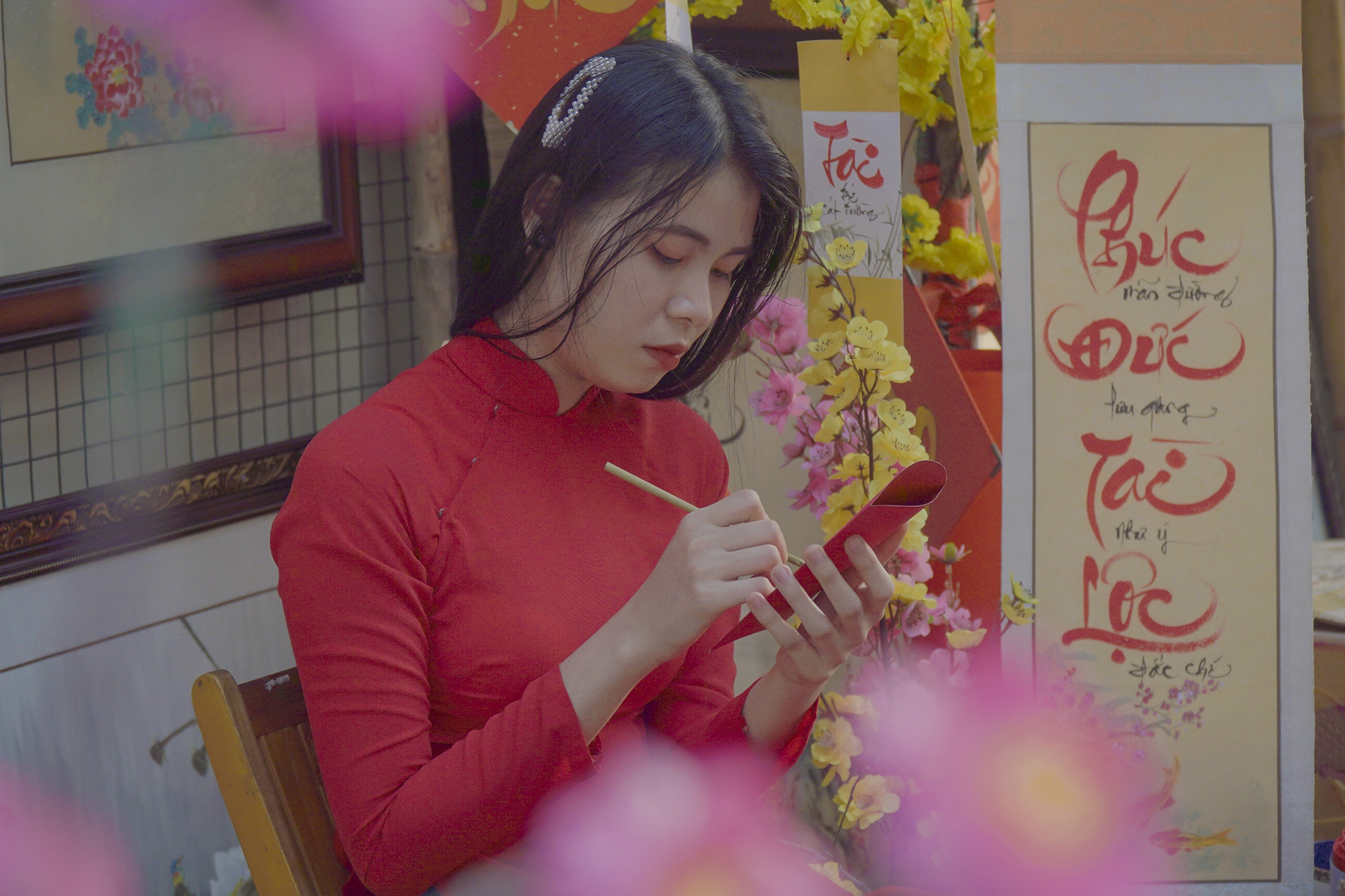 'Ba do' tre mac ao dai, viet thu phap tai duong hoa mai o TP.HCM hinh anh