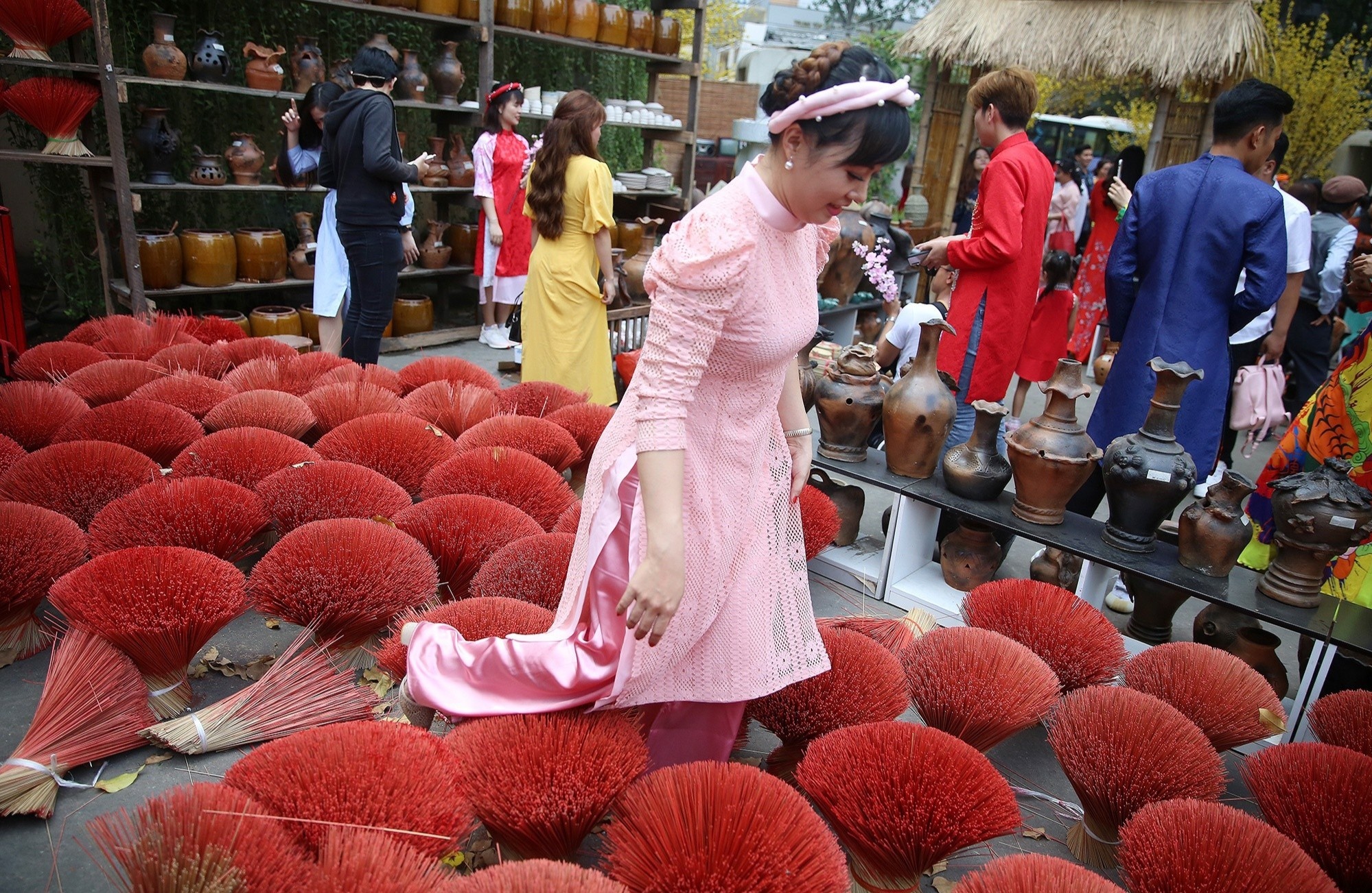 Chen chuc, giam dap tieu canh tai duong hoa mai gia o TP.HCM hinh anh