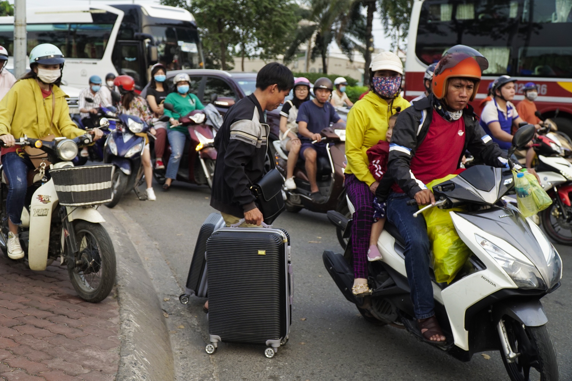 Cau Binh Trieu un tac, hanh khach vac valy chay vao Ben xe Mien Dong hinh anh