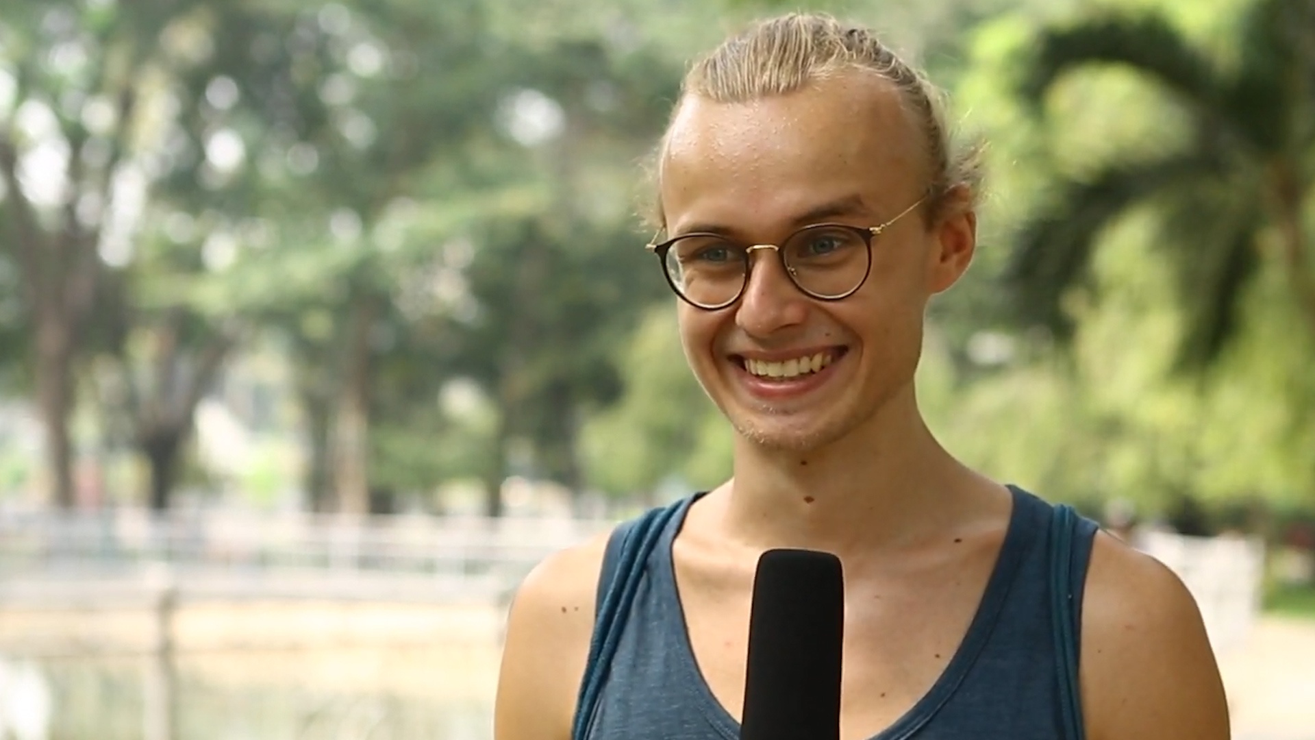 Khach nuoc ngoai thich nhac Son Tung, thu hoc hat tieng Viet hinh anh