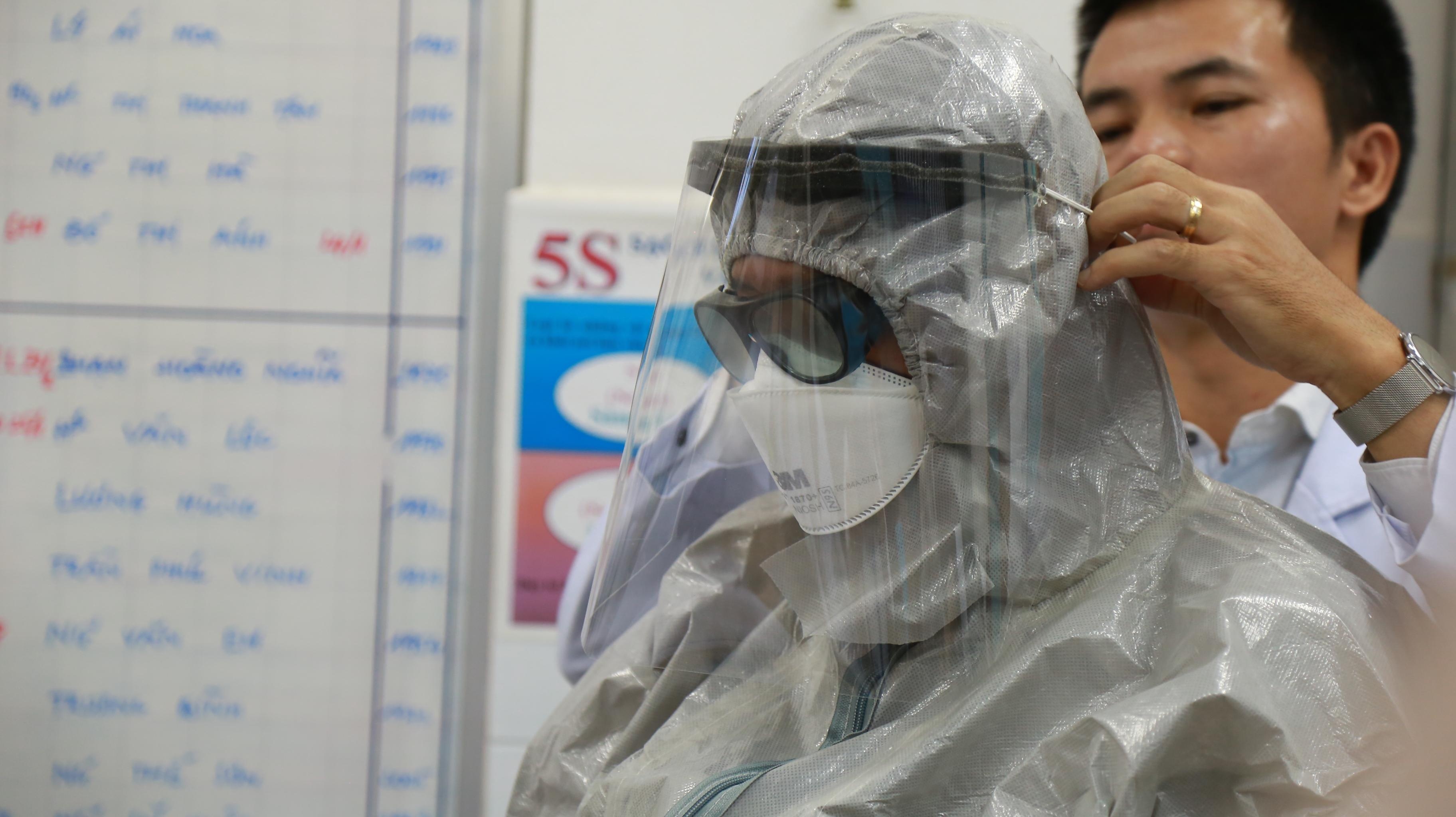 Bac si Cho Ray da dieu tri the nao giup nguoi nhiem corona khoi benh? hinh anh