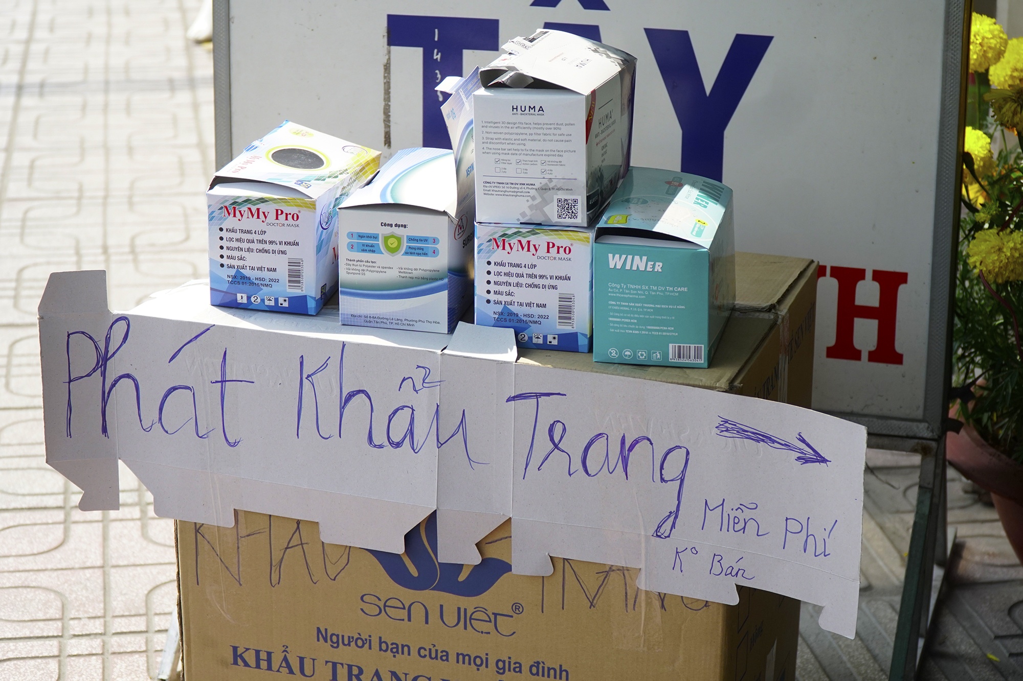 Mot tiem thuoc o TP.HCM gom khau trang phat mien phi cho nguoi dan hinh anh