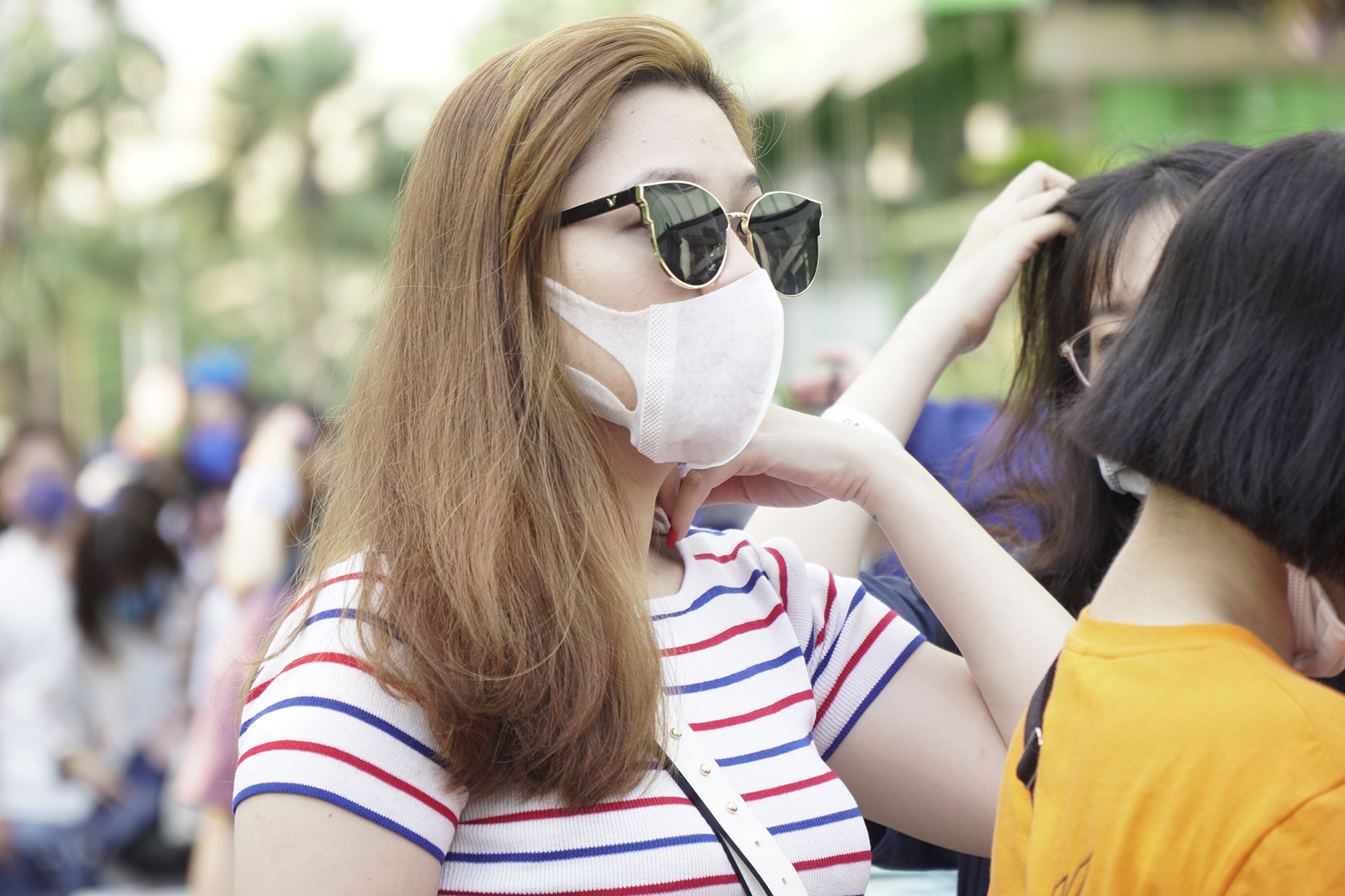 Fan deo khau trang cho xem WINNER giua dich virus corona o Viet Nam hinh anh