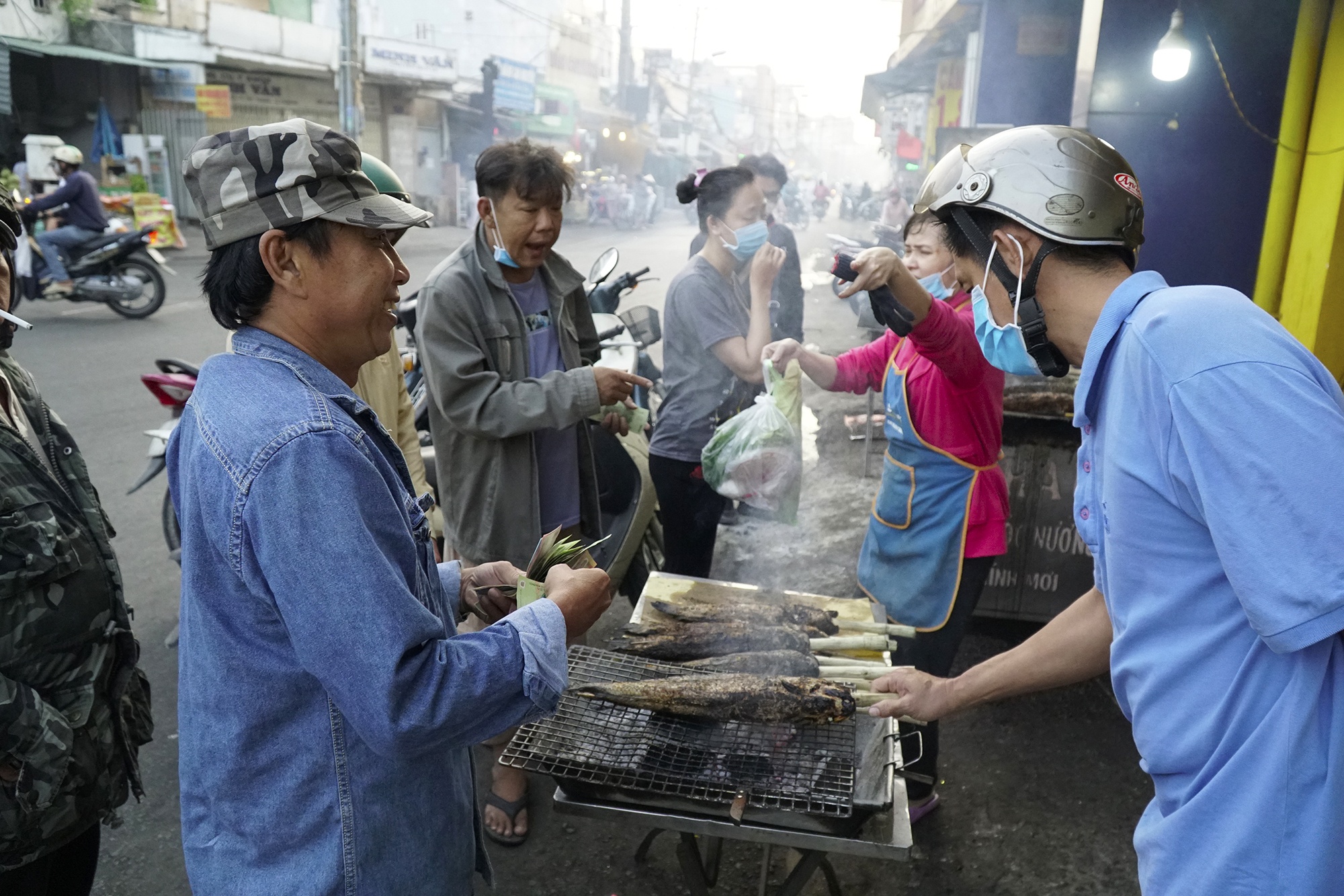 Nuong 3.000 con ca loc van lo thieu hang ngay via Than Tai hinh anh