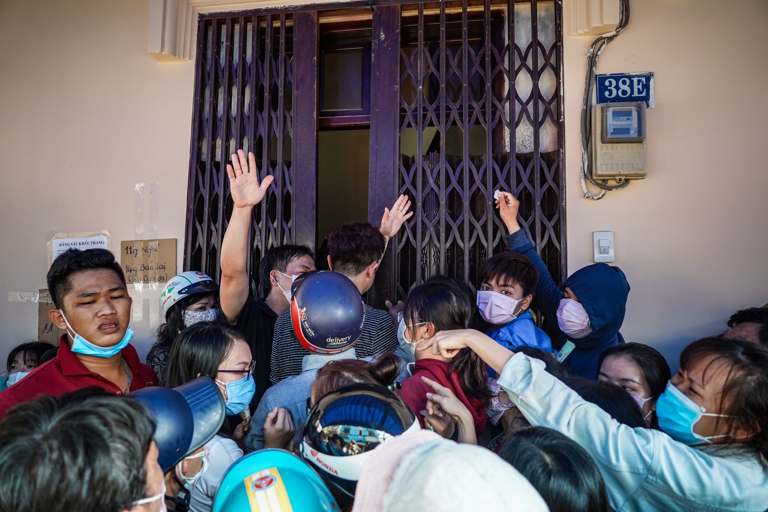 xep hang mua khau trang anh 2