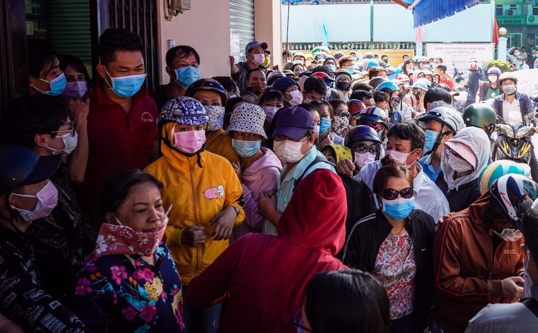 xep hang mua khau trang anh 4