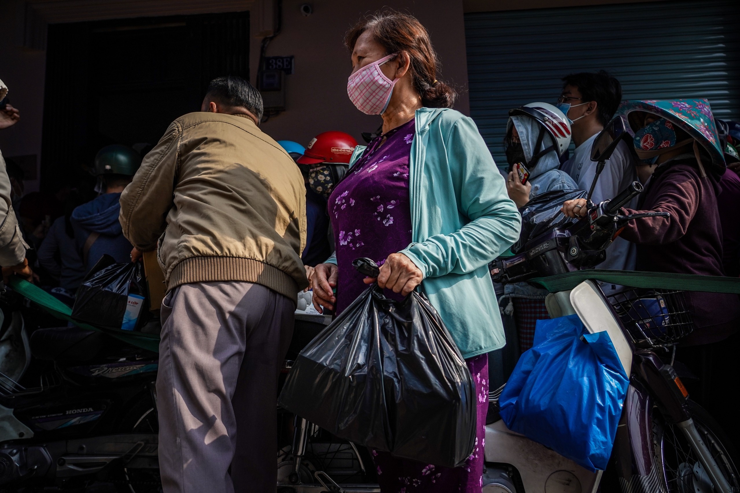 xep hang mua khau trang anh 6