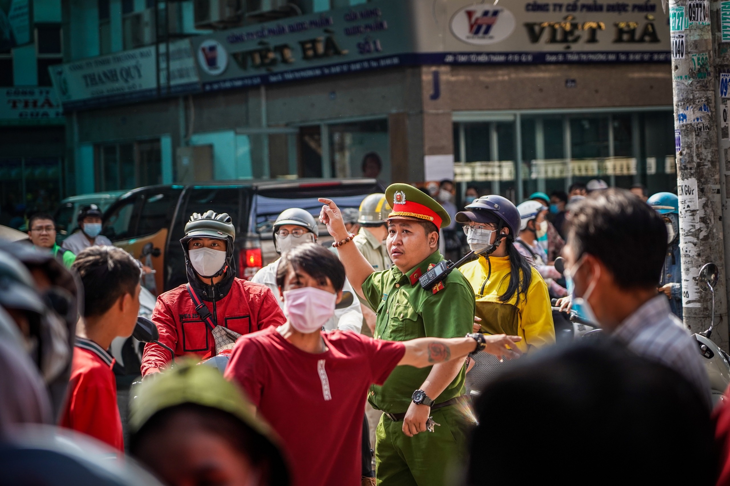 xep hang mua khau trang anh 7