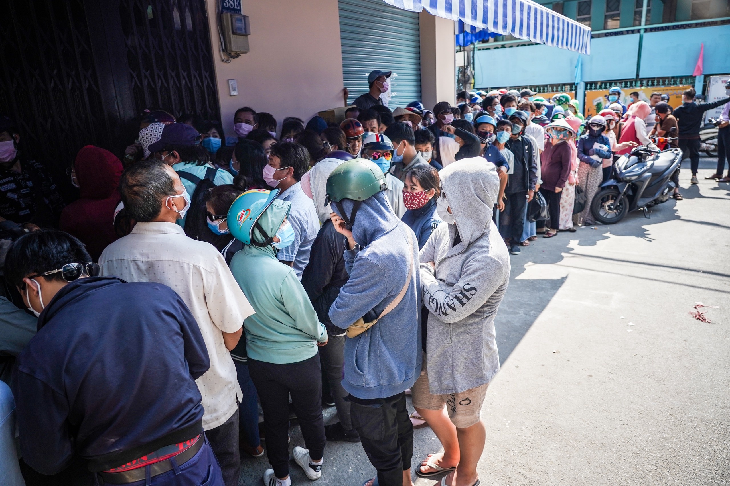 xep hang mua khau trang anh 1