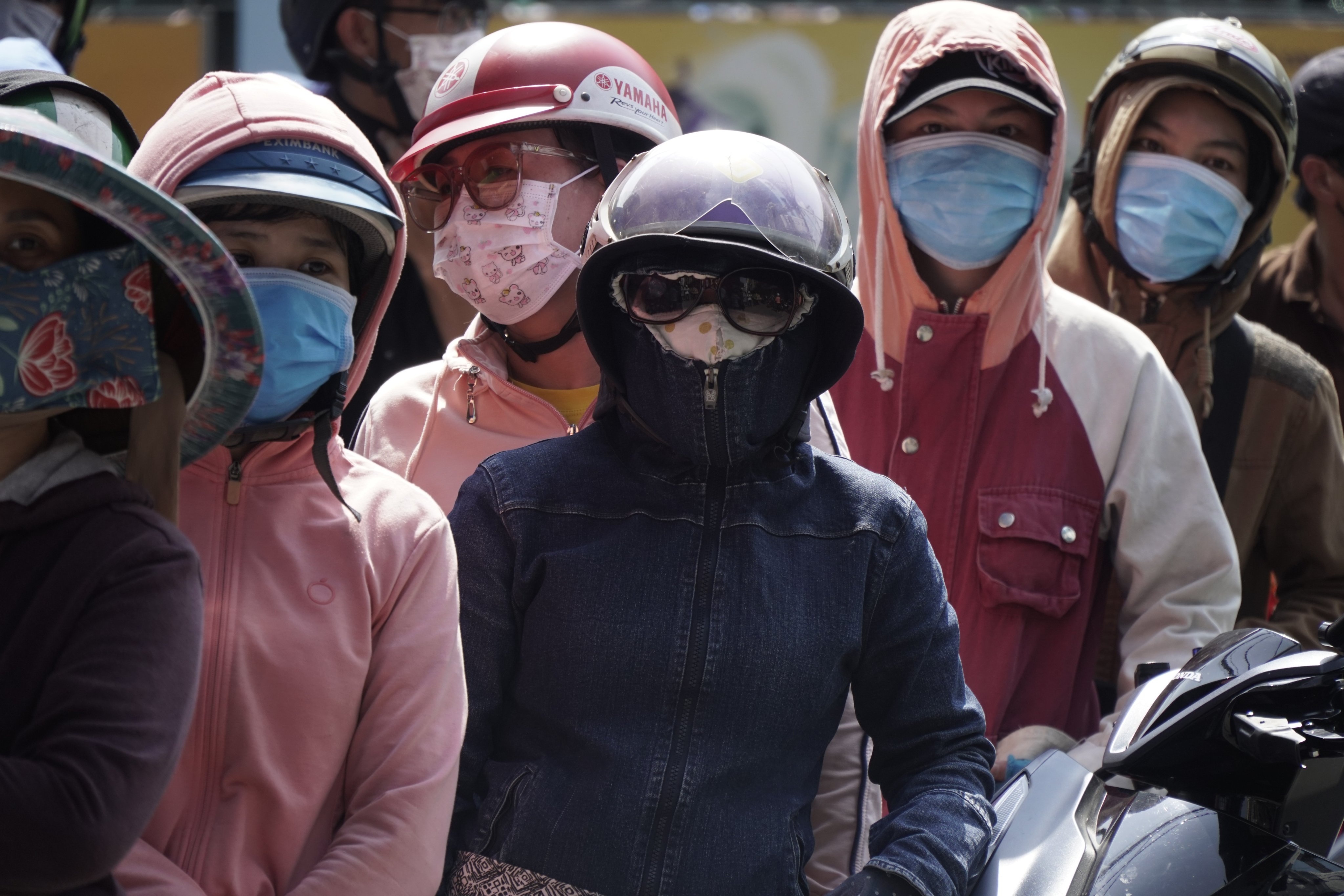 Hang tram nguoi xep hang hon 5 tieng cho mua khau trang o TP.HCM hinh anh