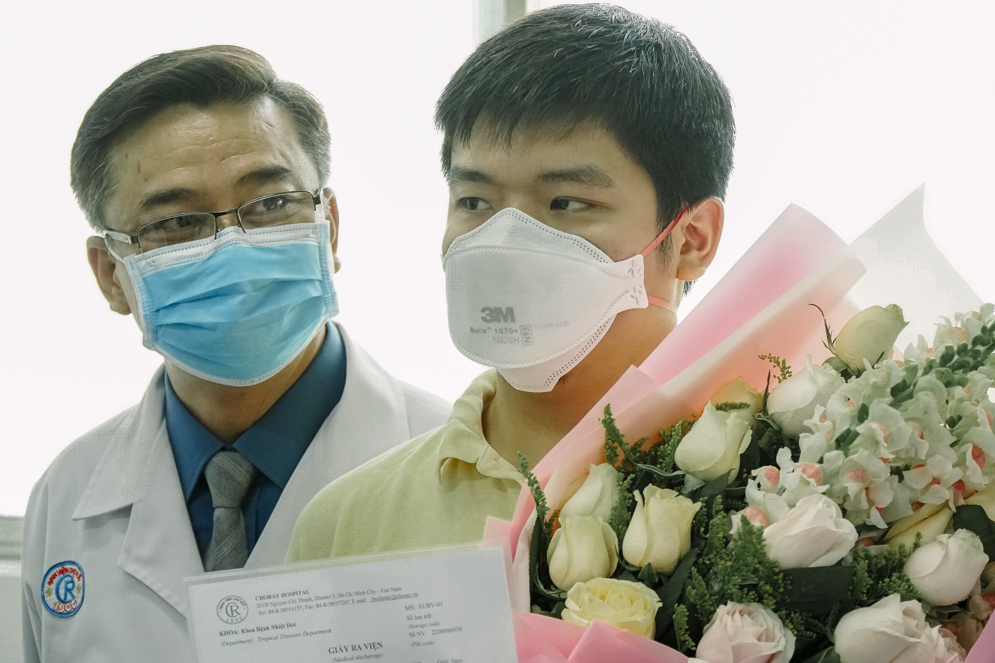 Benh nhan nguoi Trung Quoc nhiem virus corona xuc dong cam on bac si hinh anh