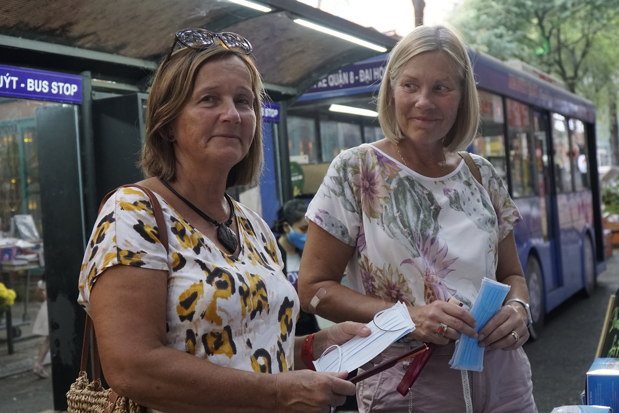 Phat 20.000 khau trang mien phi cho du khach tai duong sach TP.HCM hinh anh