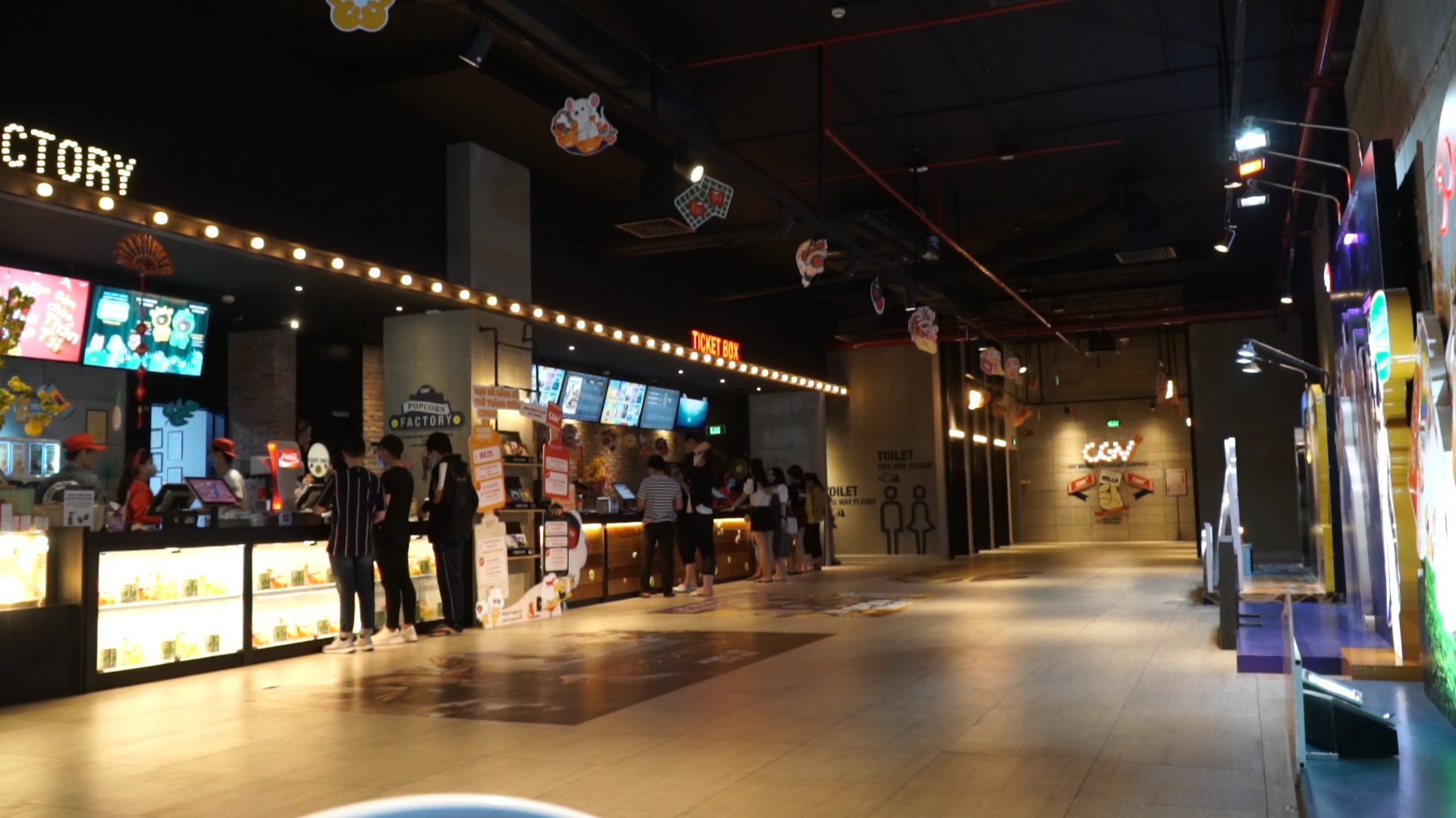 Rap chieu phim o TP.HCM vang tanh vi dich virus corona hinh anh