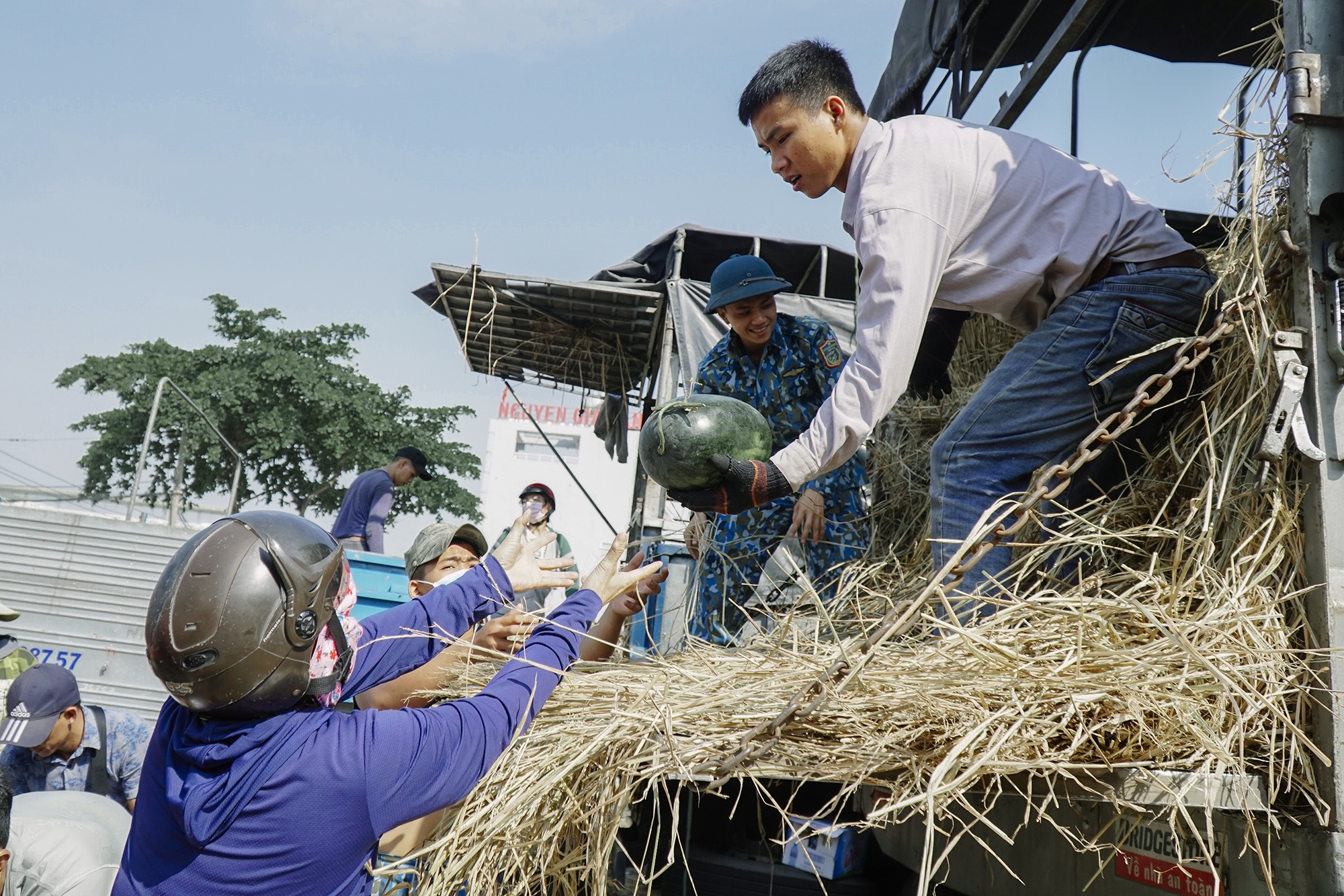 Nguoi dan TP.HCM 'giai cuu' dua hau Gia Lai hinh anh