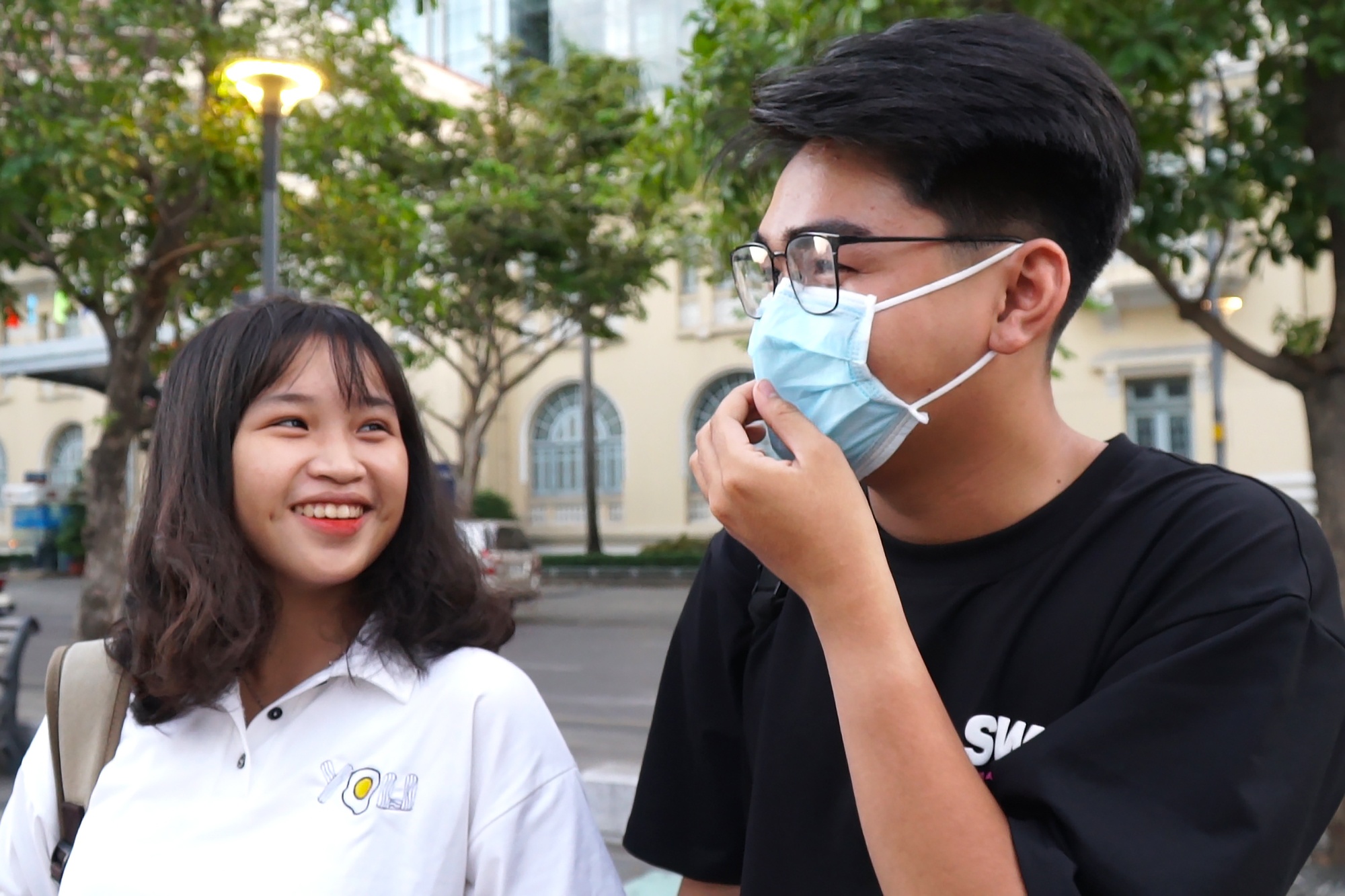 'Deo khau trang di choi Valentine mua dich corona la ky niem dang nho' hinh anh