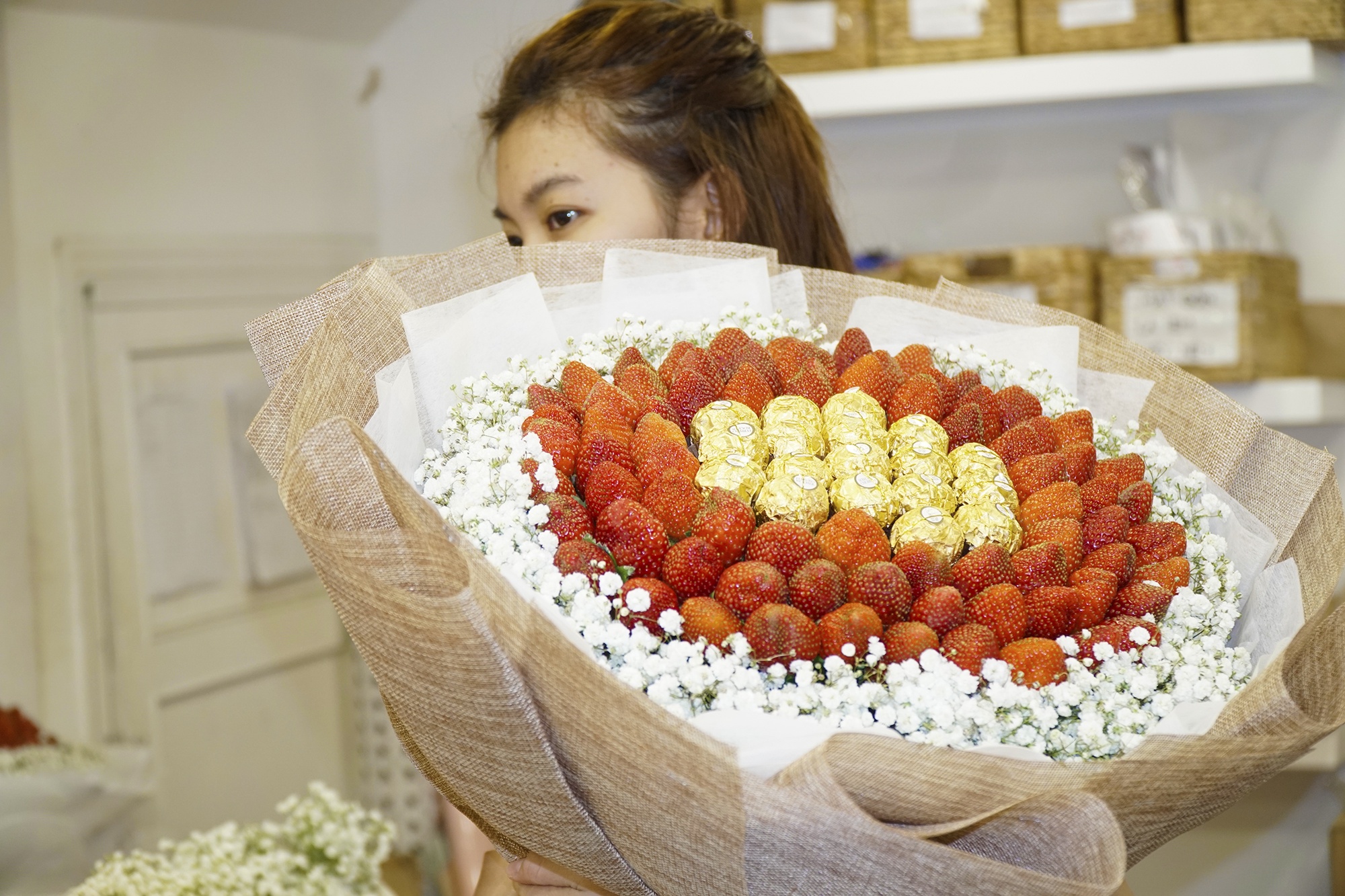 Shop hoa o TP.HCM tang gan gap doi luong hang van khong du ban hinh anh