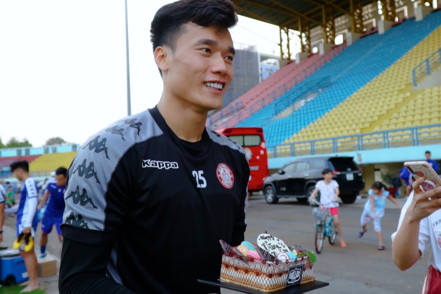 Bui Tien Dung duoc fan tang banh sinh nhat o san tap hinh anh