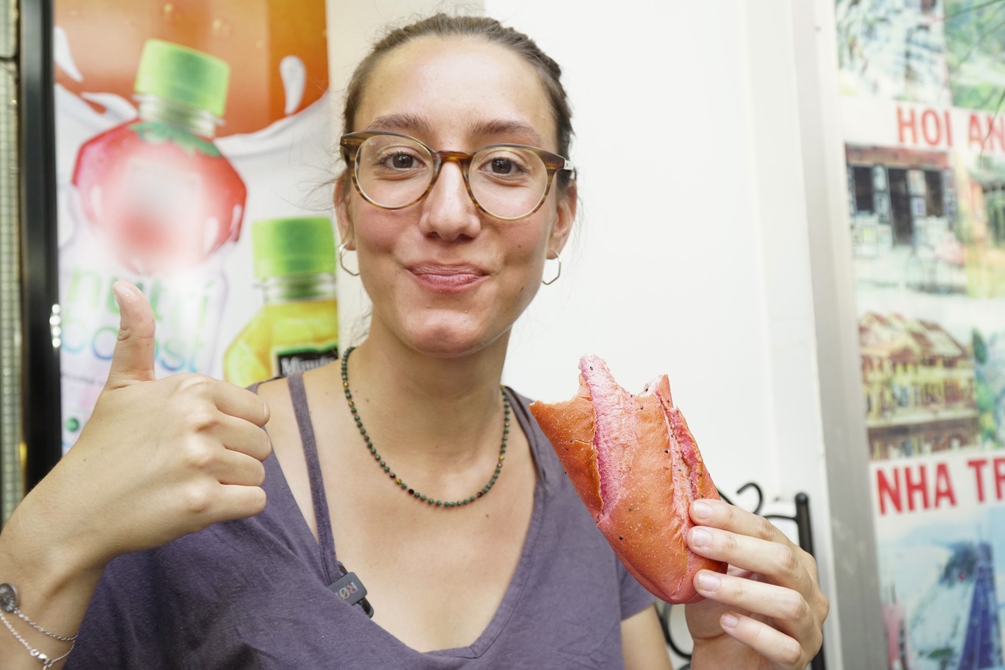 Khach Tay lan dau thu an banh mi thanh long Viet Nam hinh anh