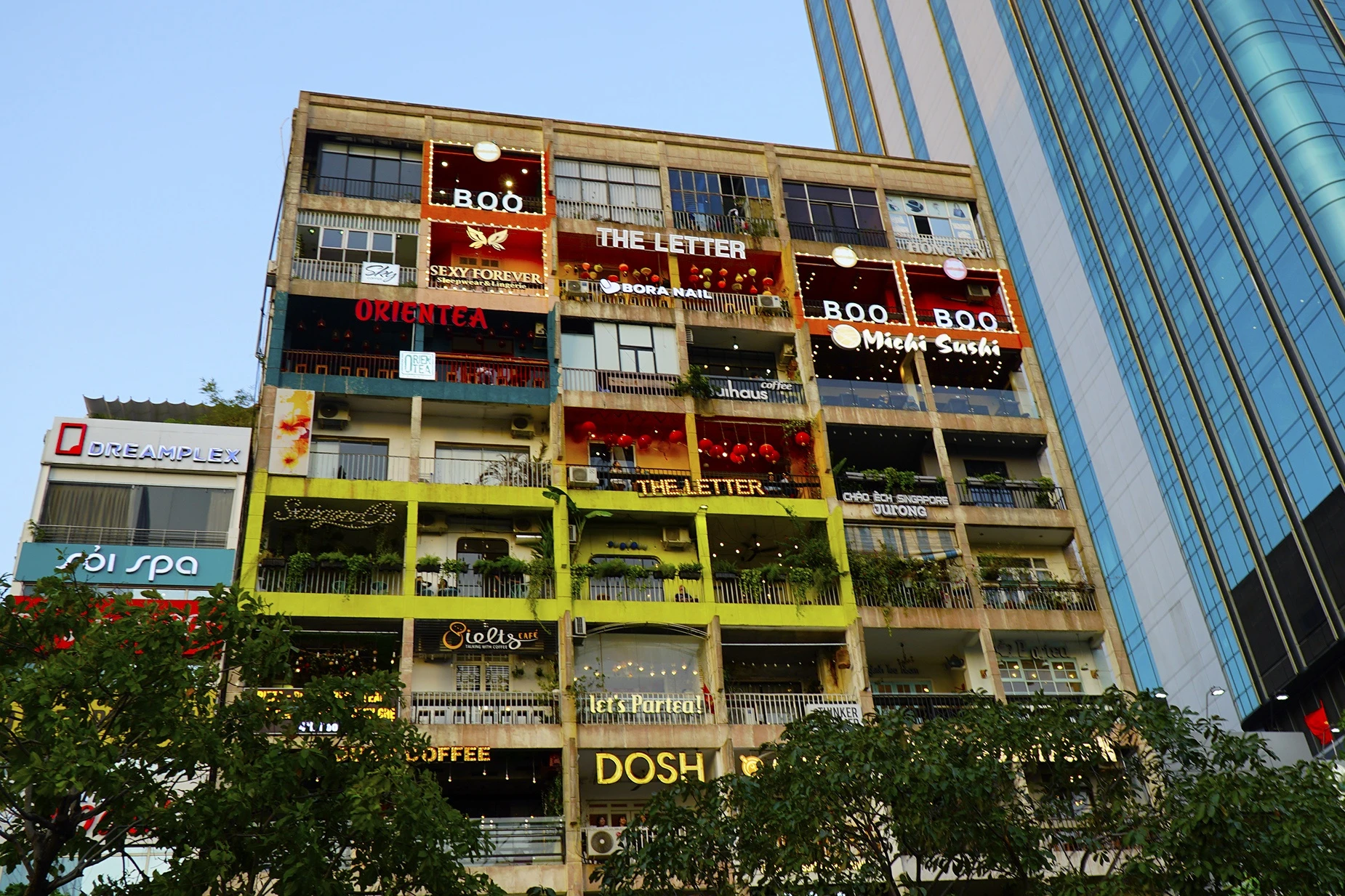 Cac tiem ca phe 42 Nguyen Hue giam gia, bot mon giua Covid-19 hinh anh