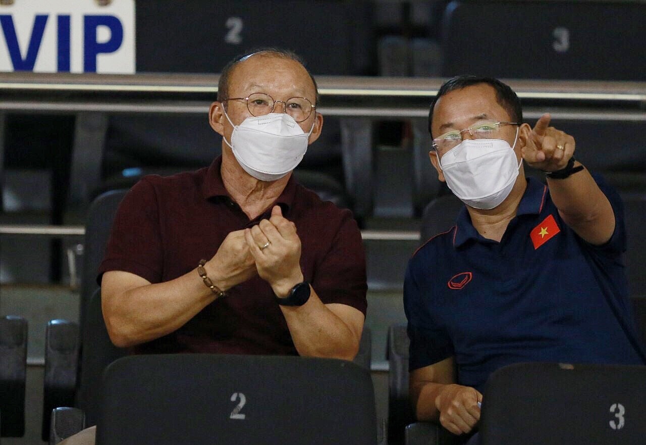 HLV Park cung tro ly du khan tran CLB Sai Gon gap SLNA hinh anh