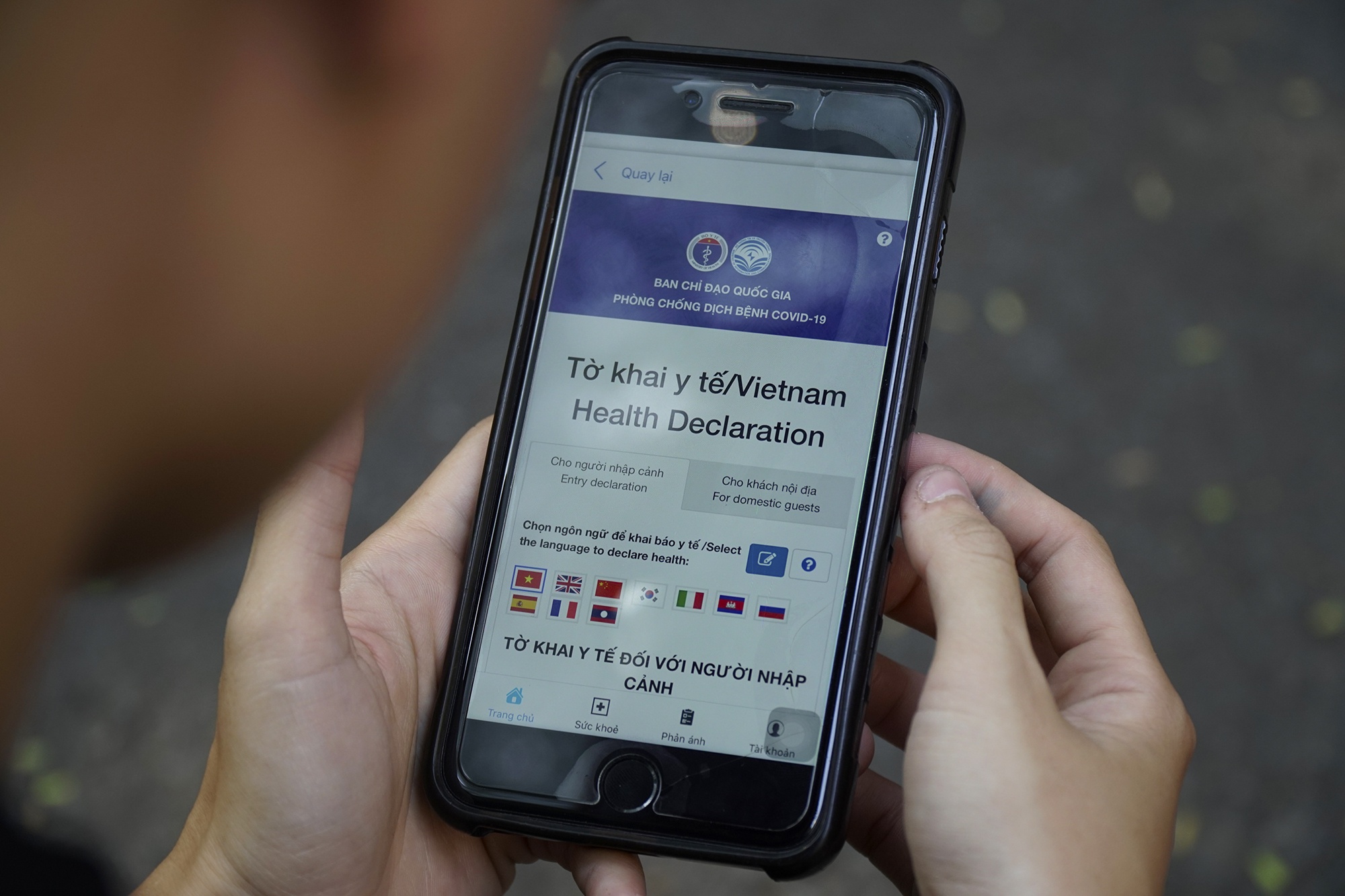 Nguoi dan TP.HCM: Ung dung ke khai y te NCOVI rat tien loi, can thiet hinh anh