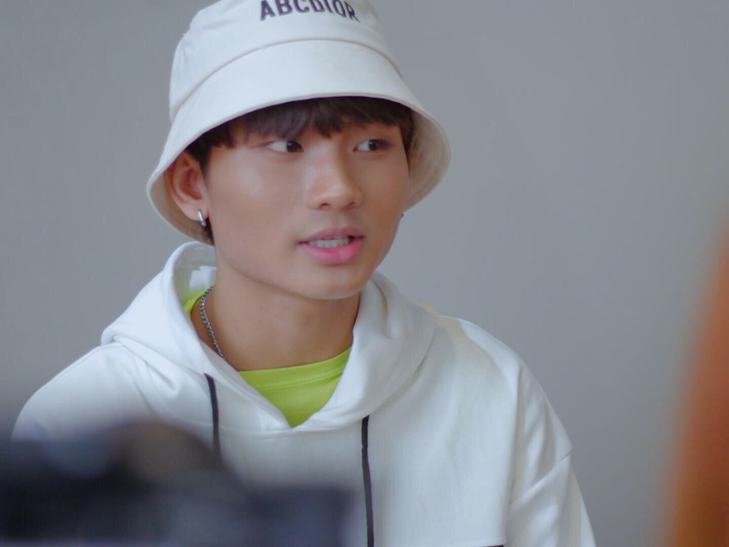 Minh Quan: 'Duoc chu y hon khi nhay vu dieu rua tay cung Quang Dang' hinh anh