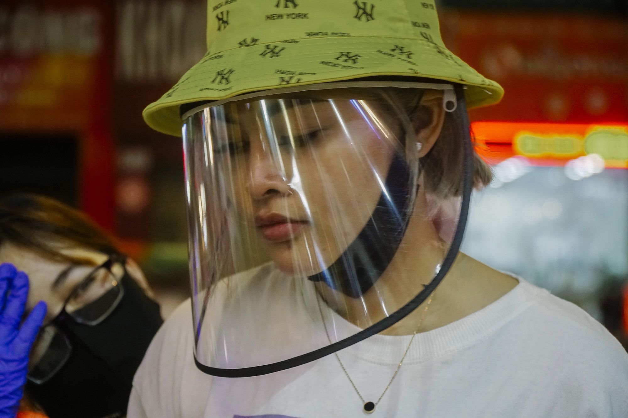 'Non chong dich' Covid-19 dat hang o TP.HCM hinh anh